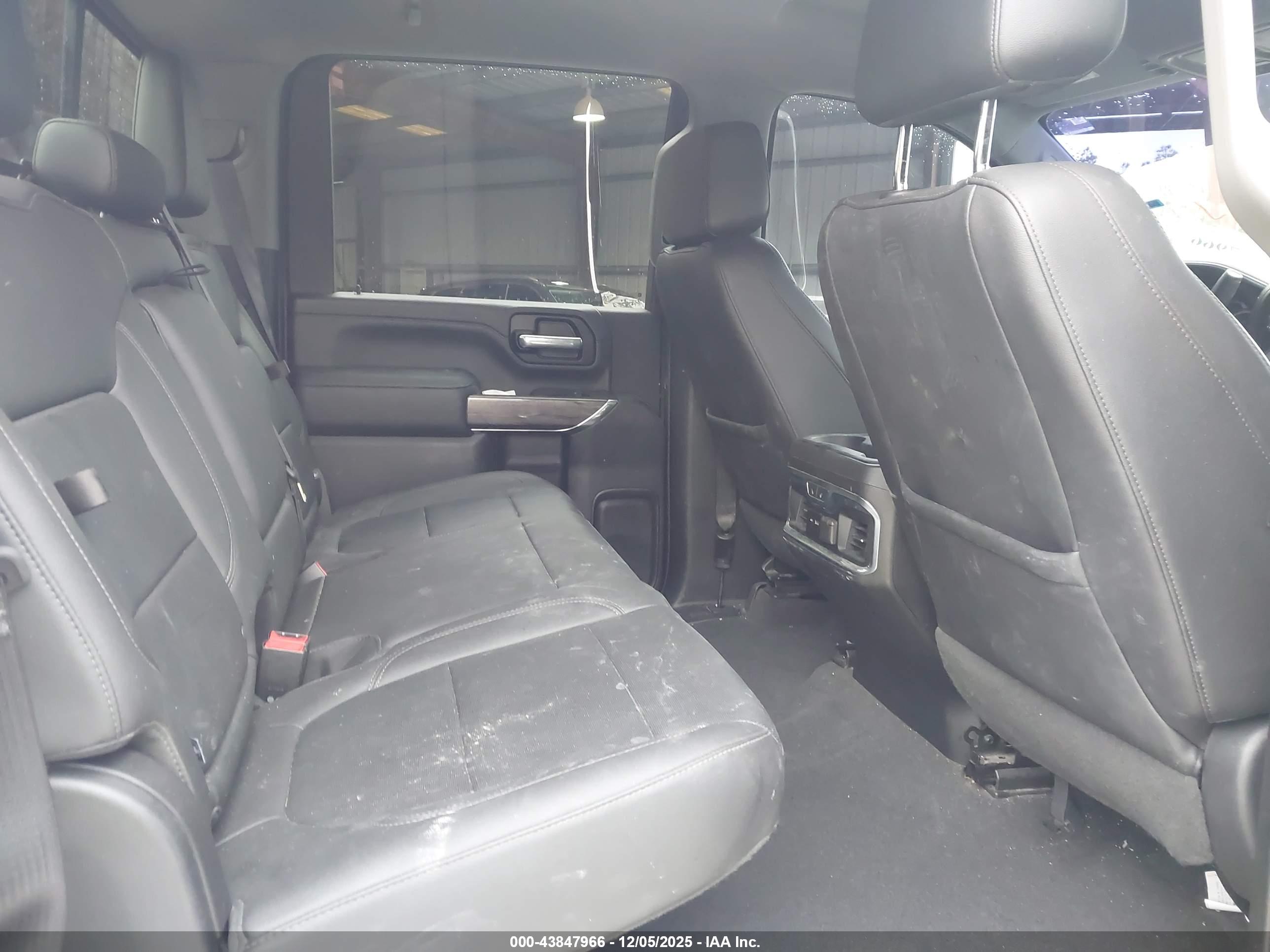 CHEVROLET SILVERADO image 7
