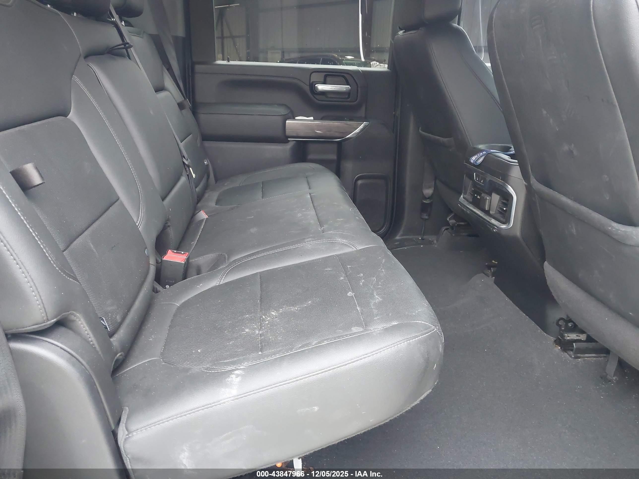CHEVROLET SILVERADO image 8