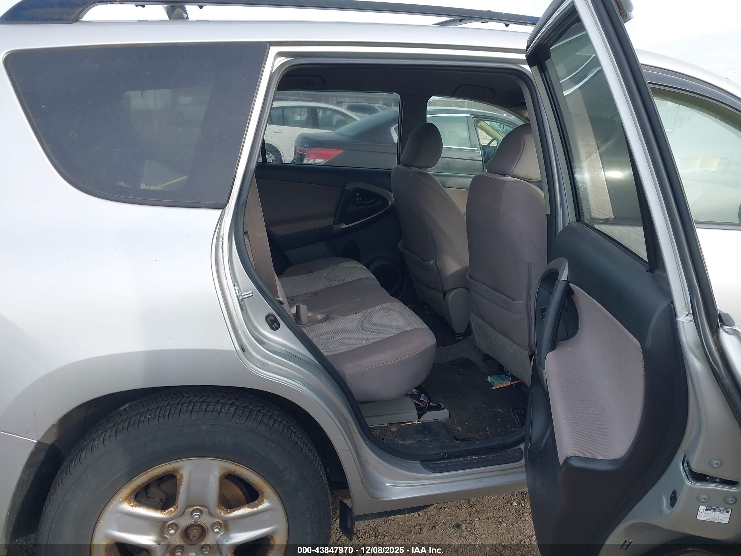 TOYOTA RAV4 image 8