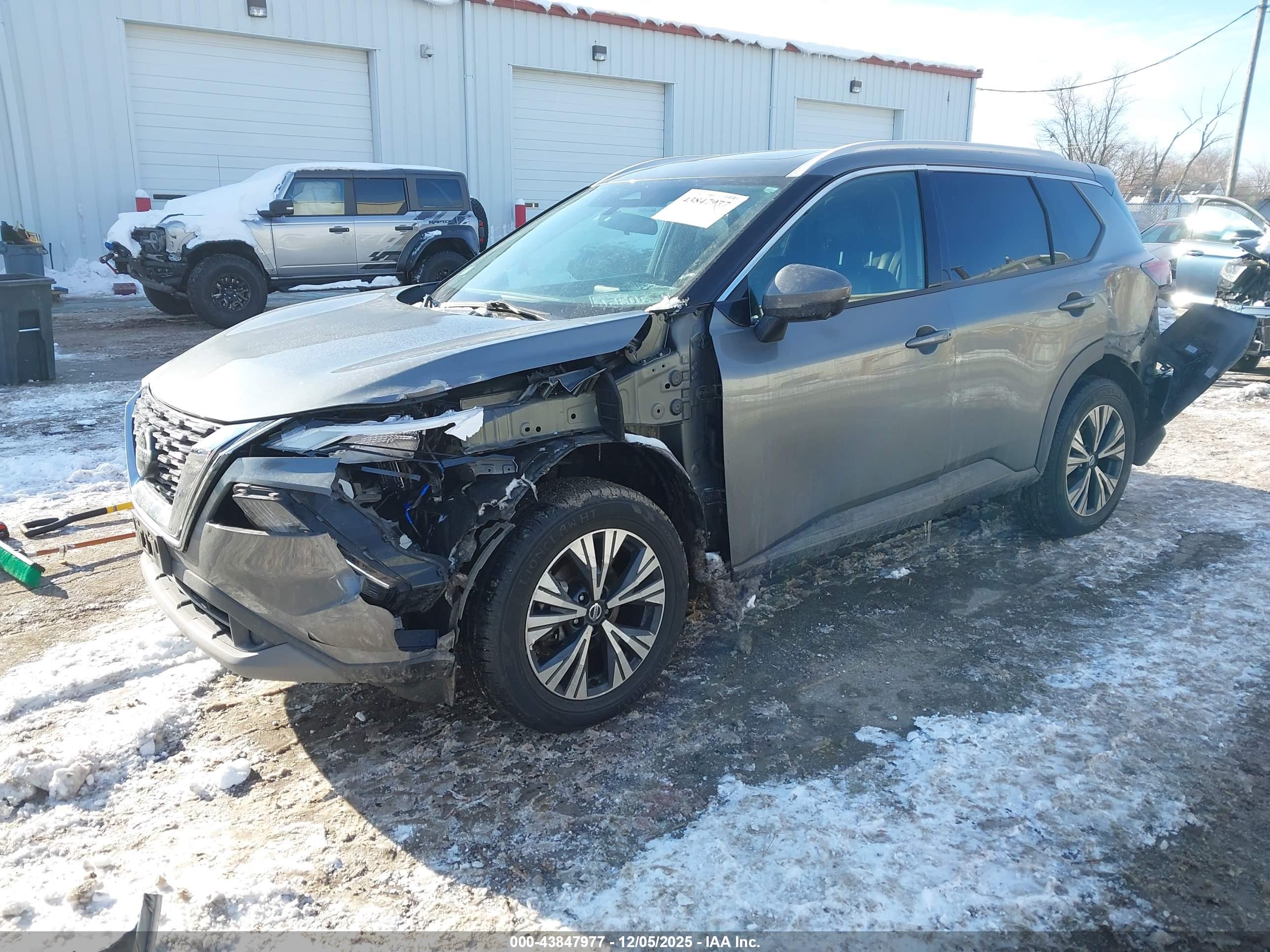 NISSAN ROGUE image 2