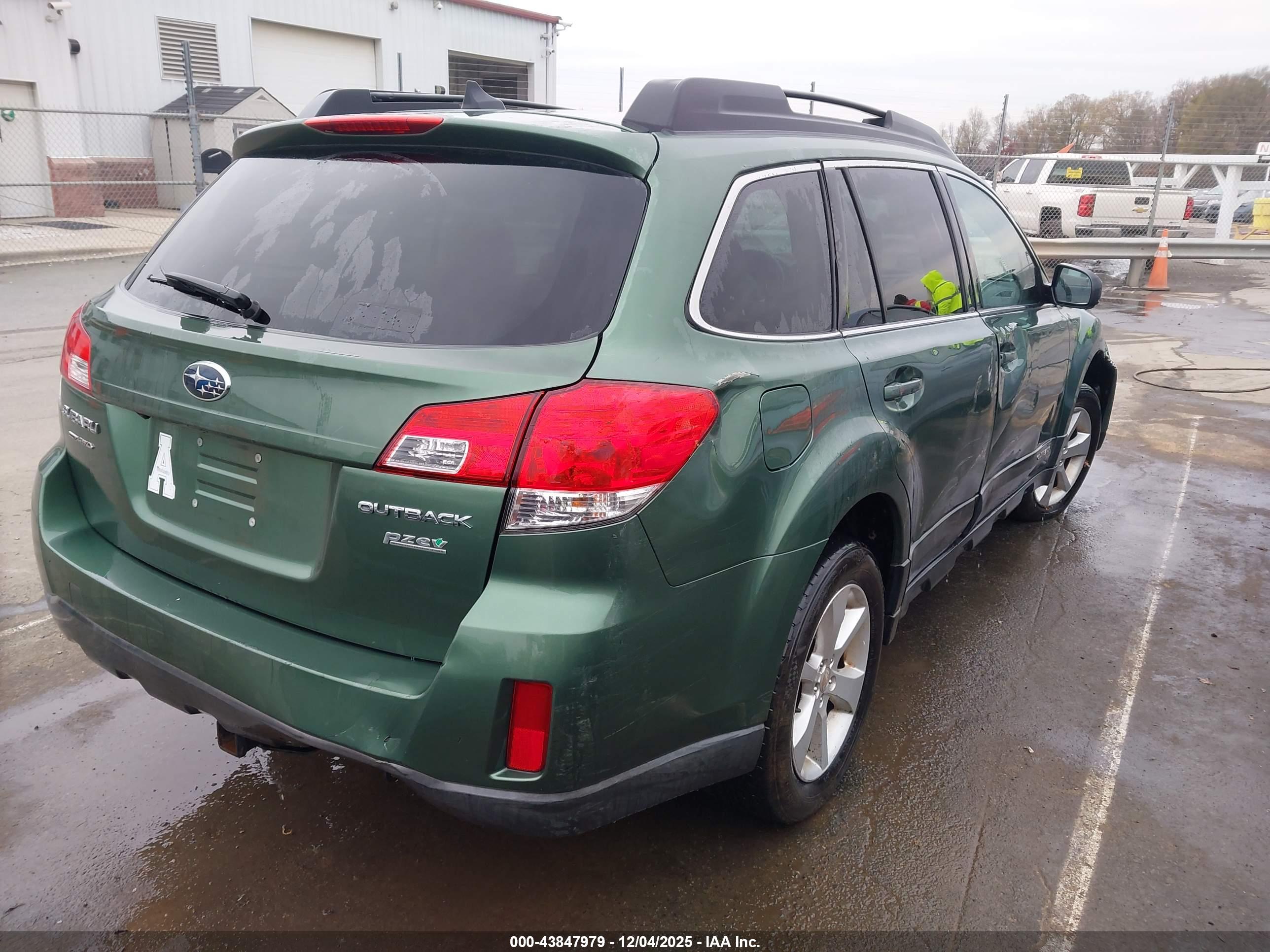 SUBARU OUTBACK image 4