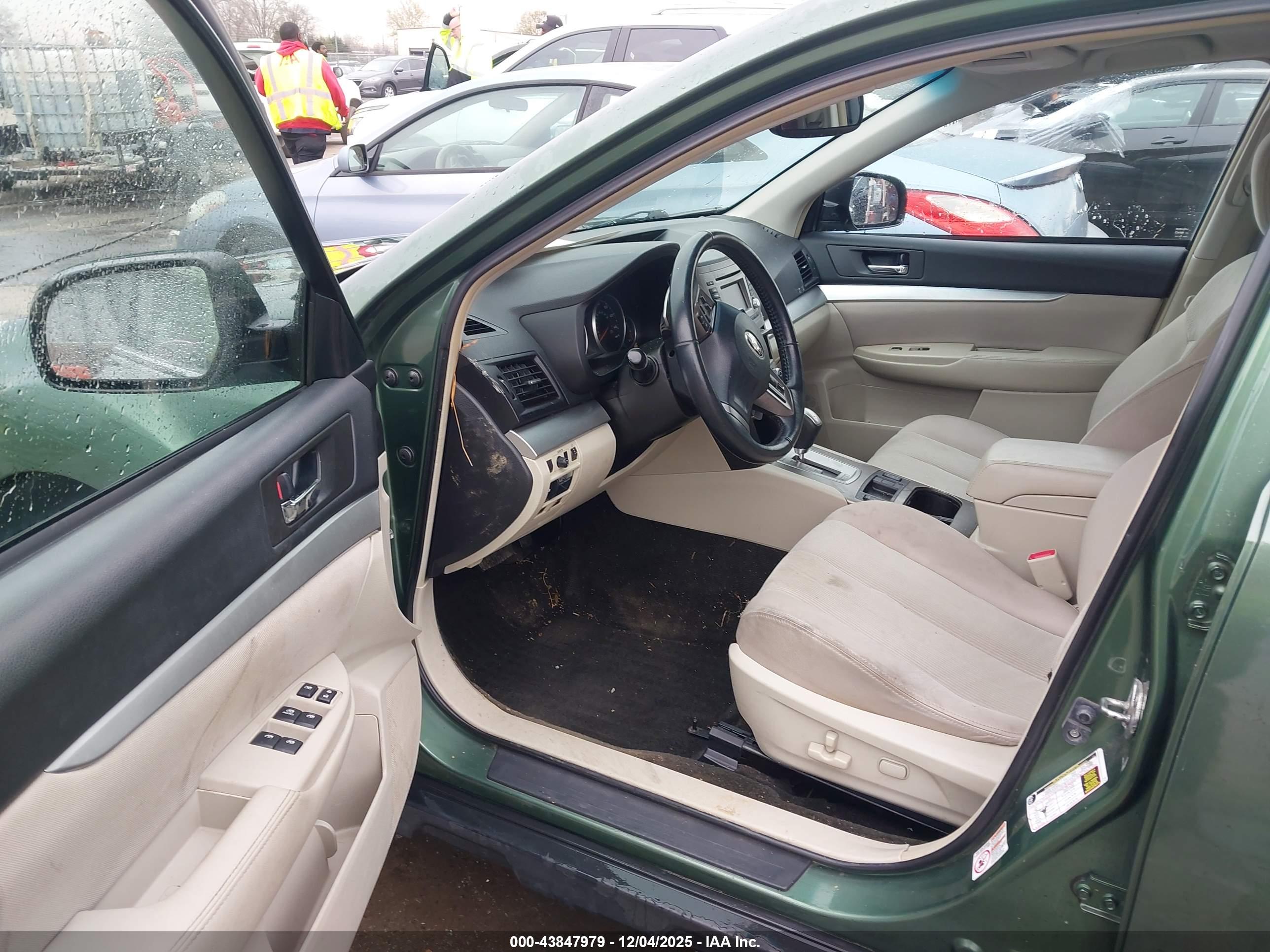 SUBARU OUTBACK image 5