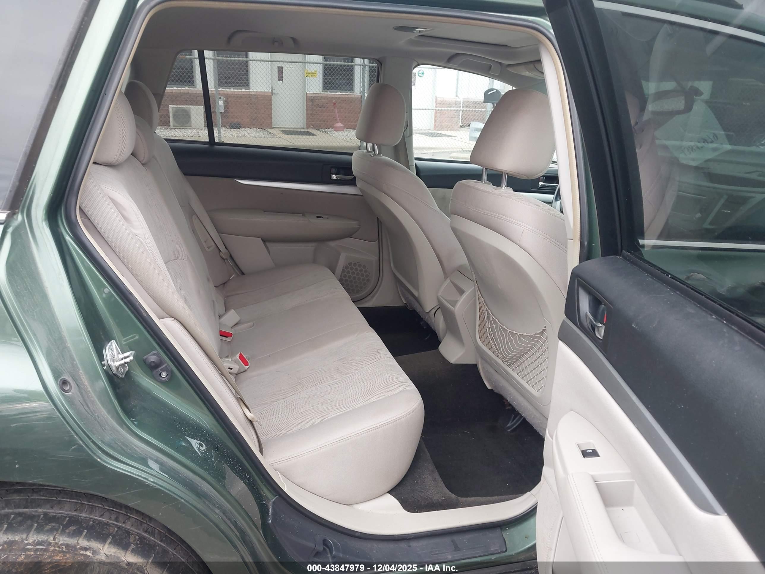 SUBARU OUTBACK image 8