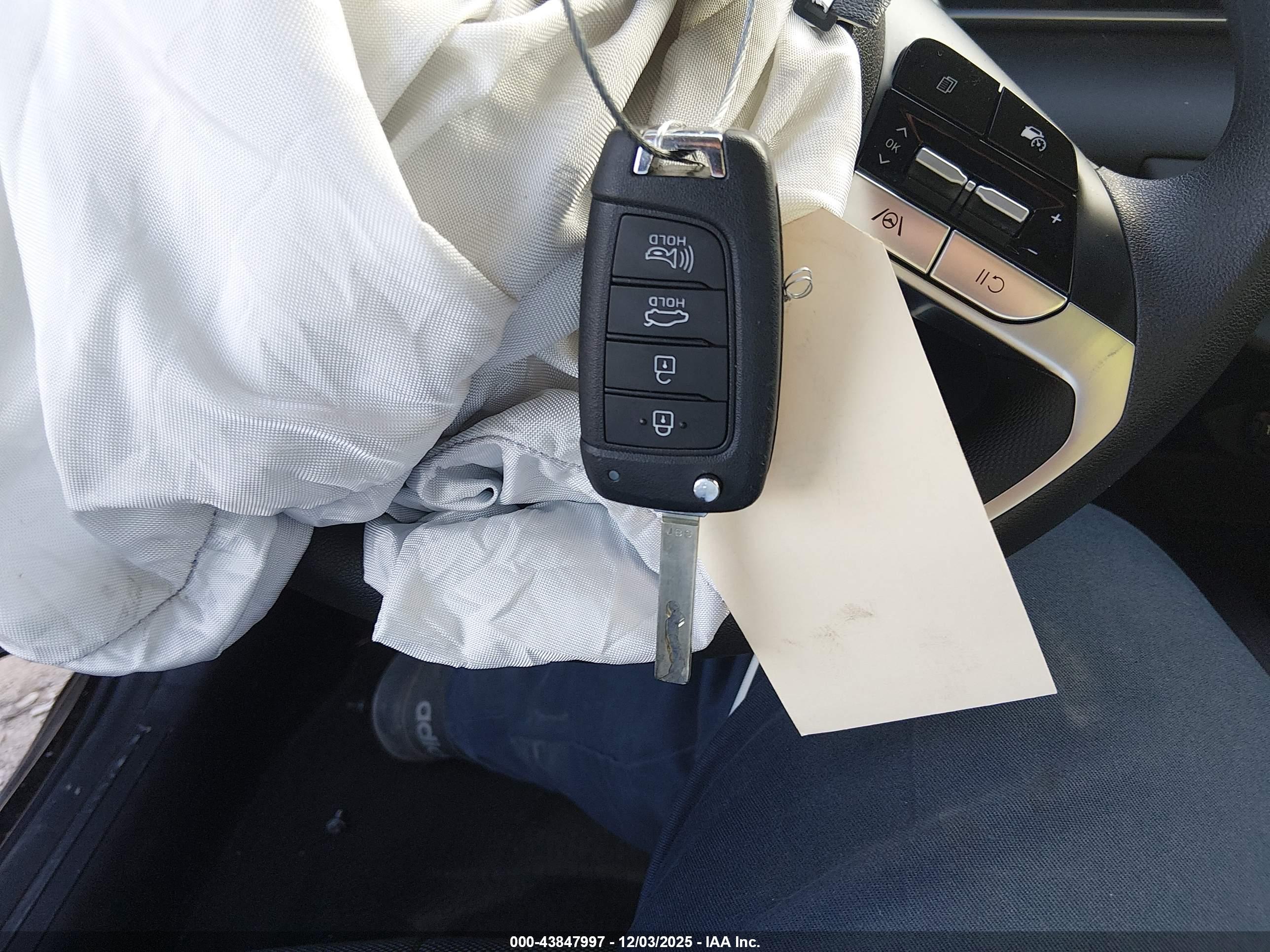 HYUNDAI ELANTRA image 11
