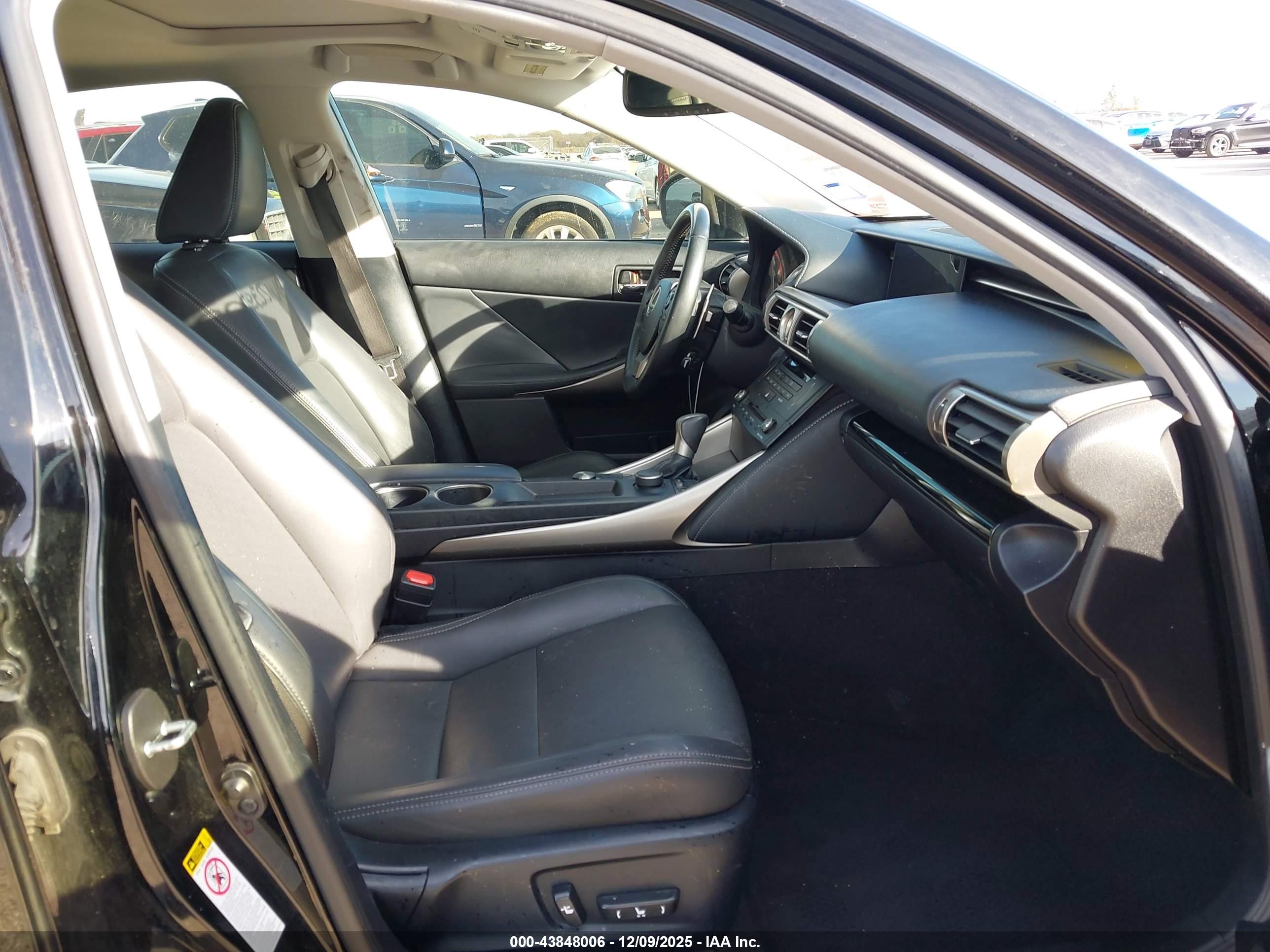 LEXUS IS image 5