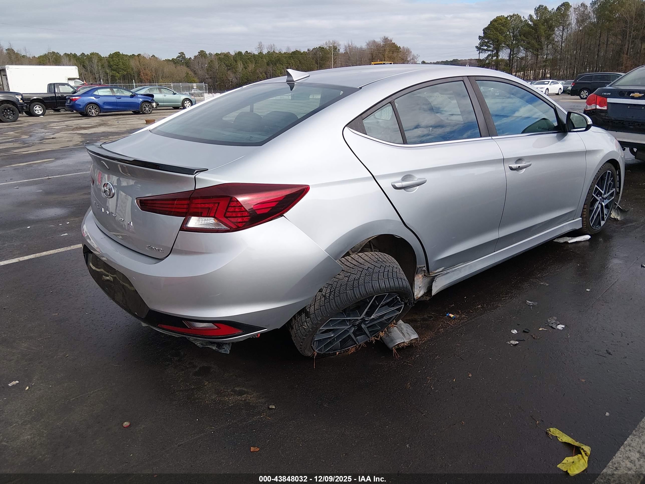 HYUNDAI ELANTRA image 4