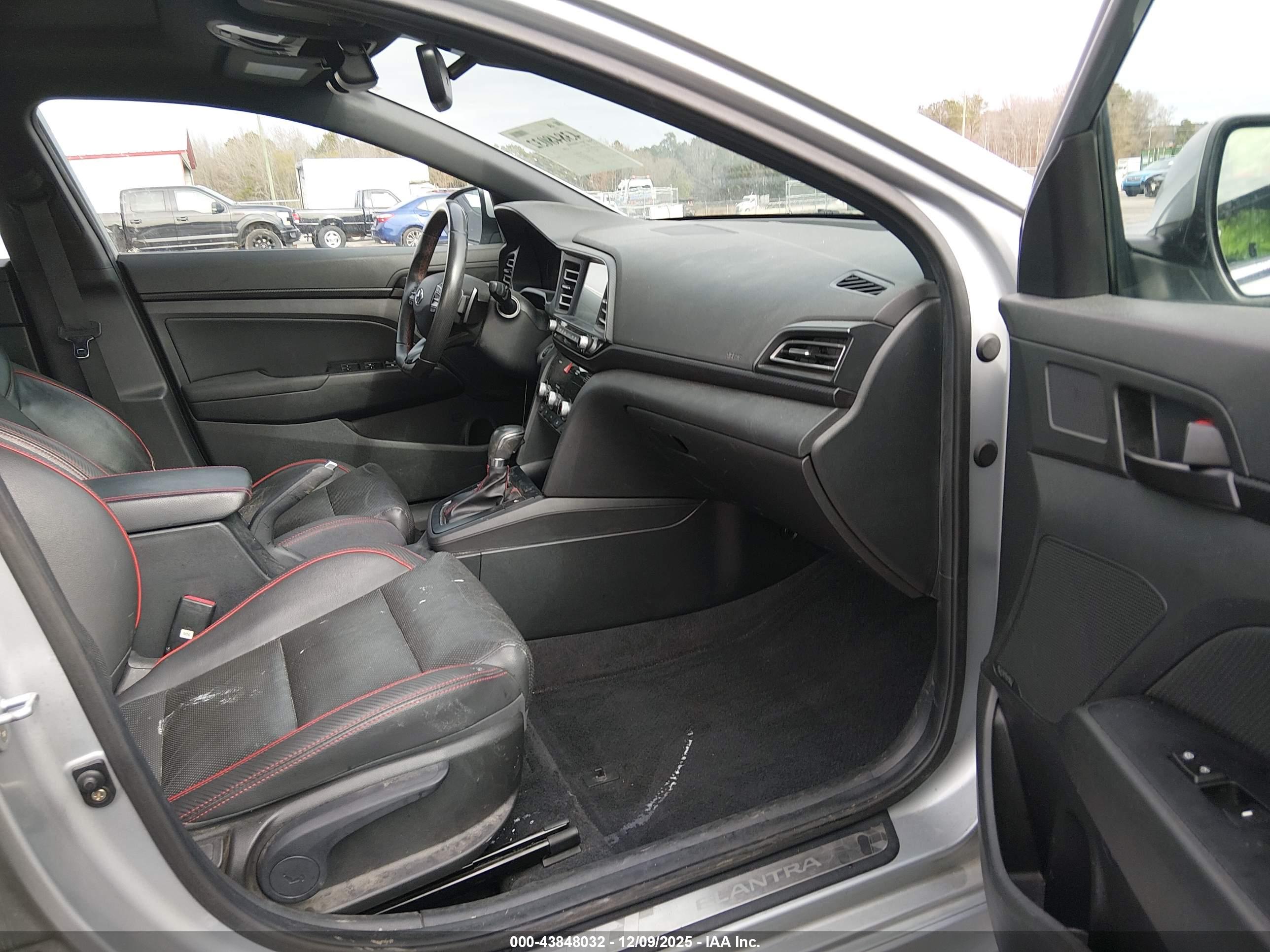 HYUNDAI ELANTRA image 5
