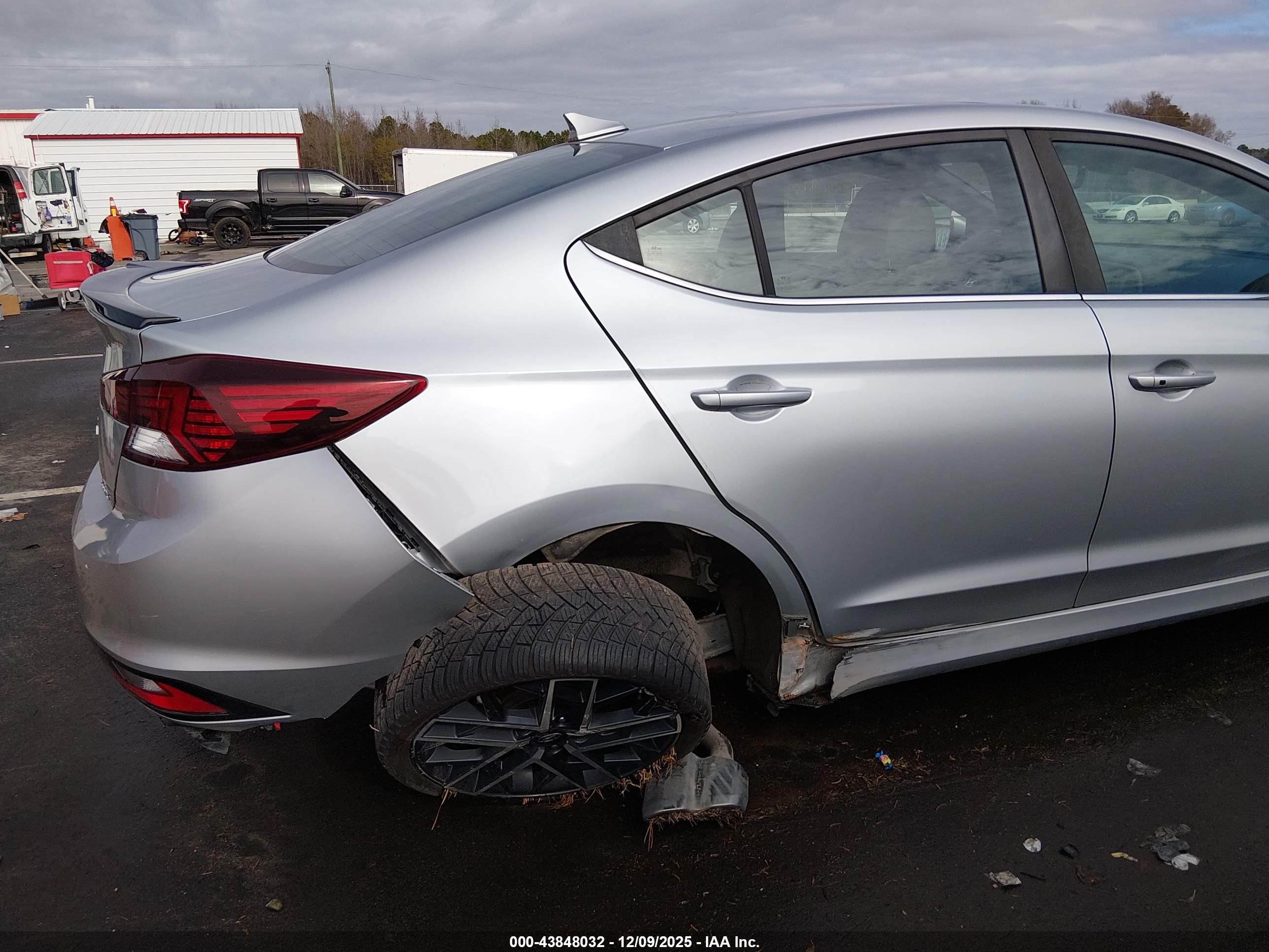 HYUNDAI ELANTRA image 6