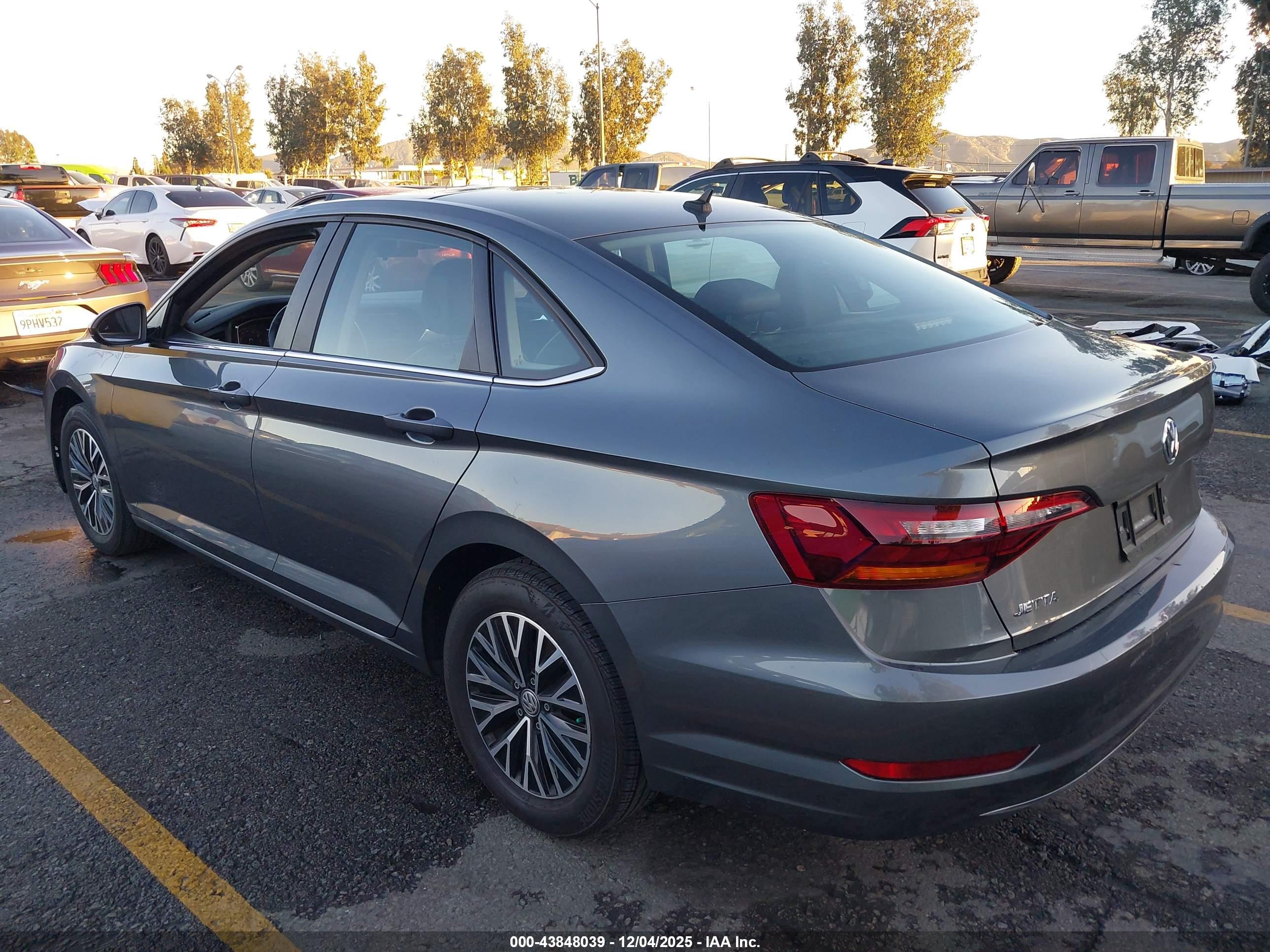 VOLKSWAGEN JETTA image 3