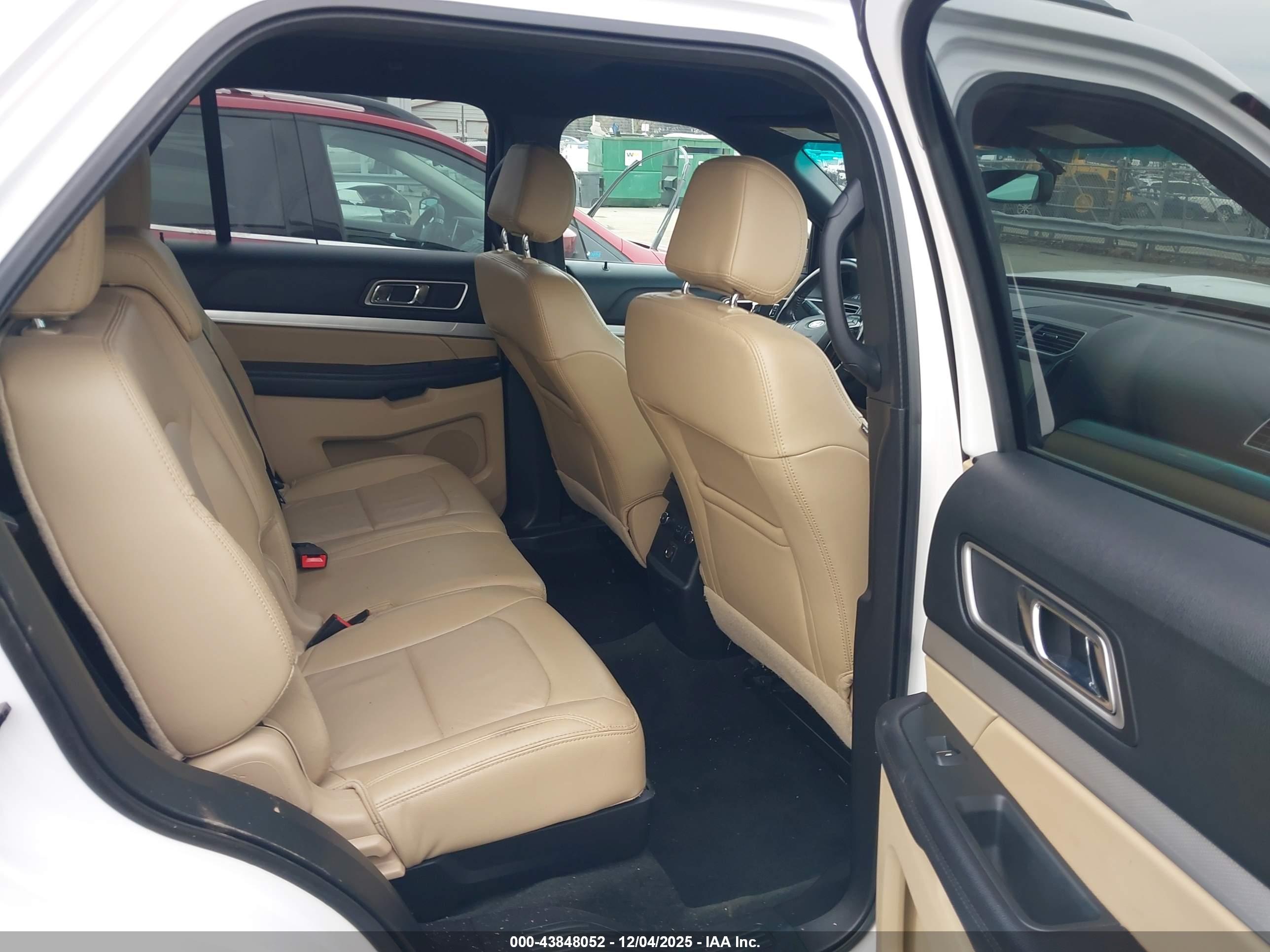 FORD EXPLORER image 8