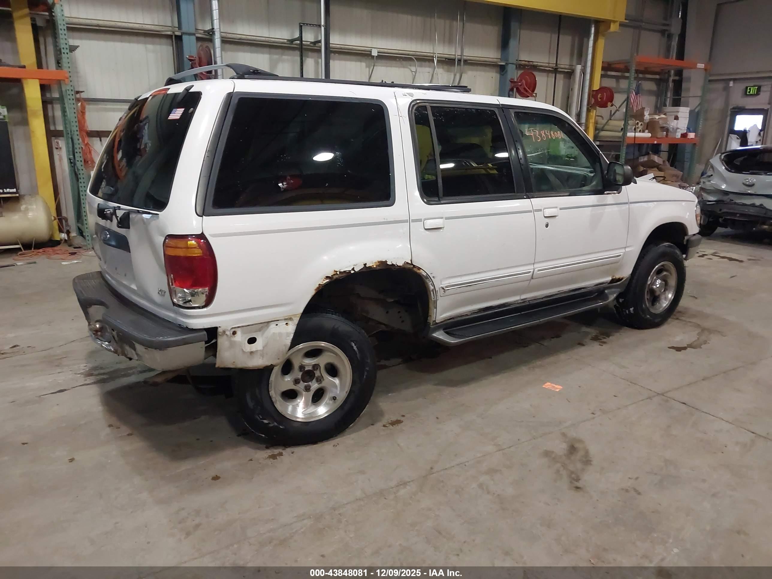 FORD EXPLORER image 4