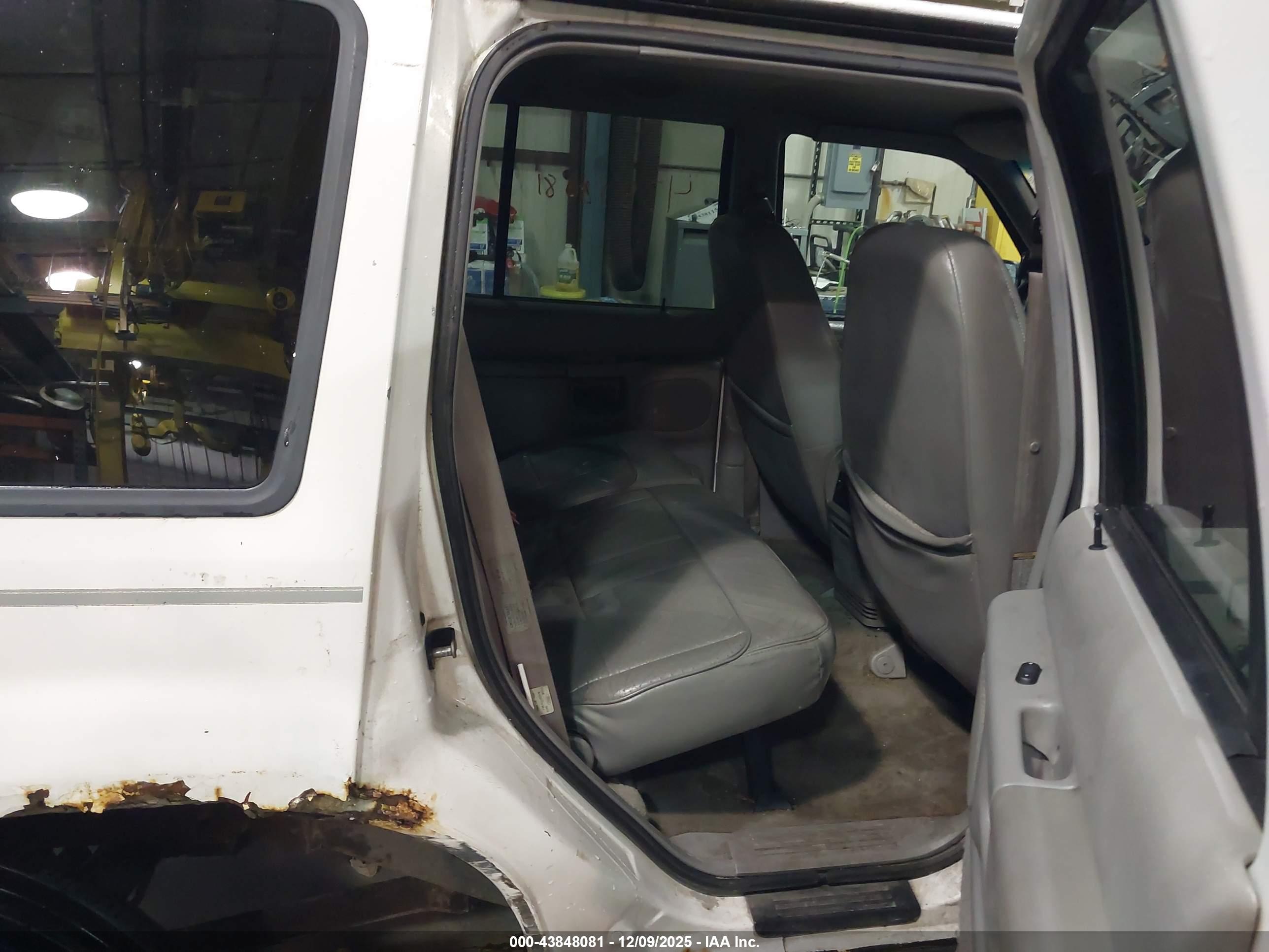 FORD EXPLORER image 8