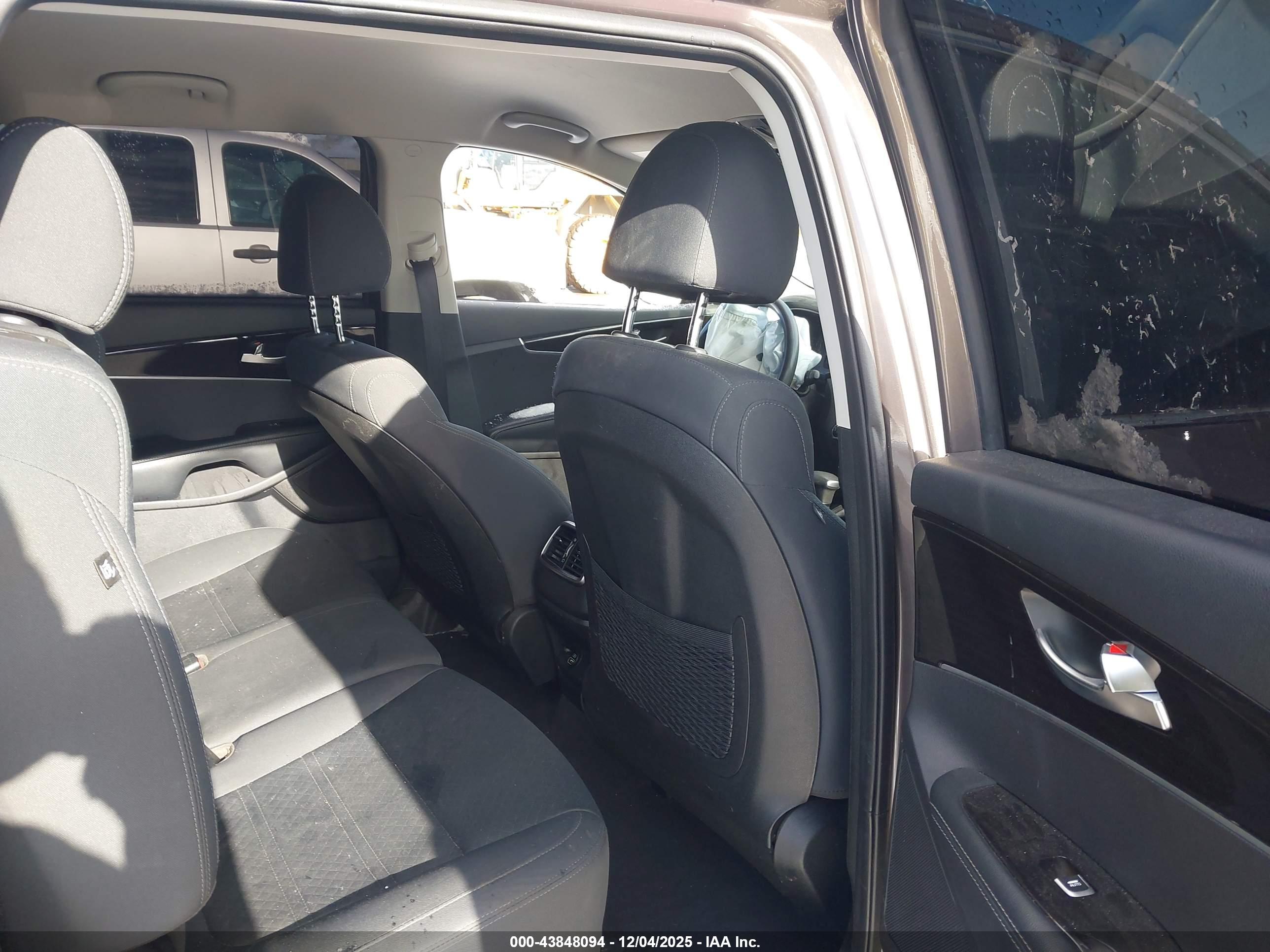 KIA SORENTO image 8