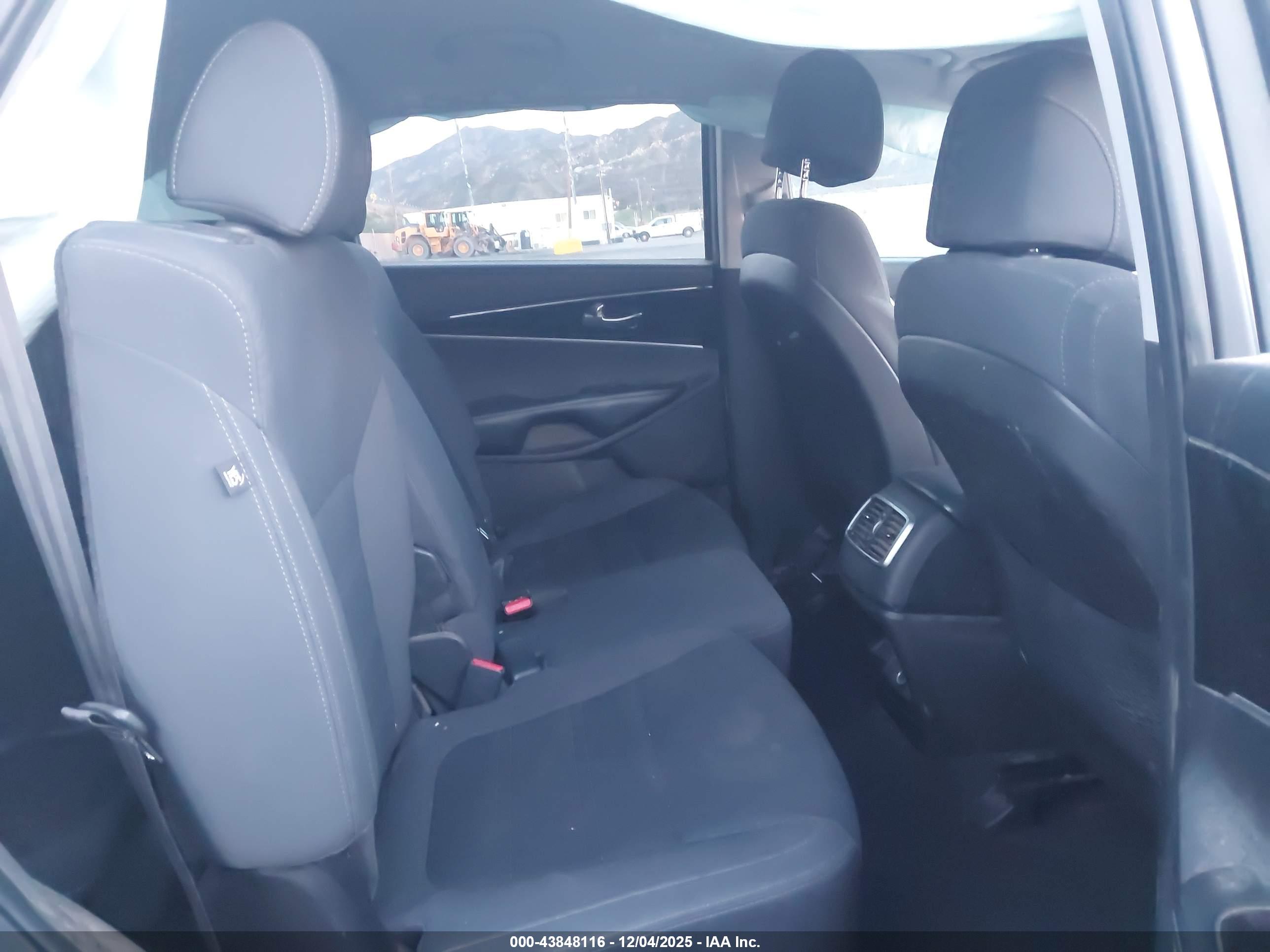 KIA SORENTO image 8