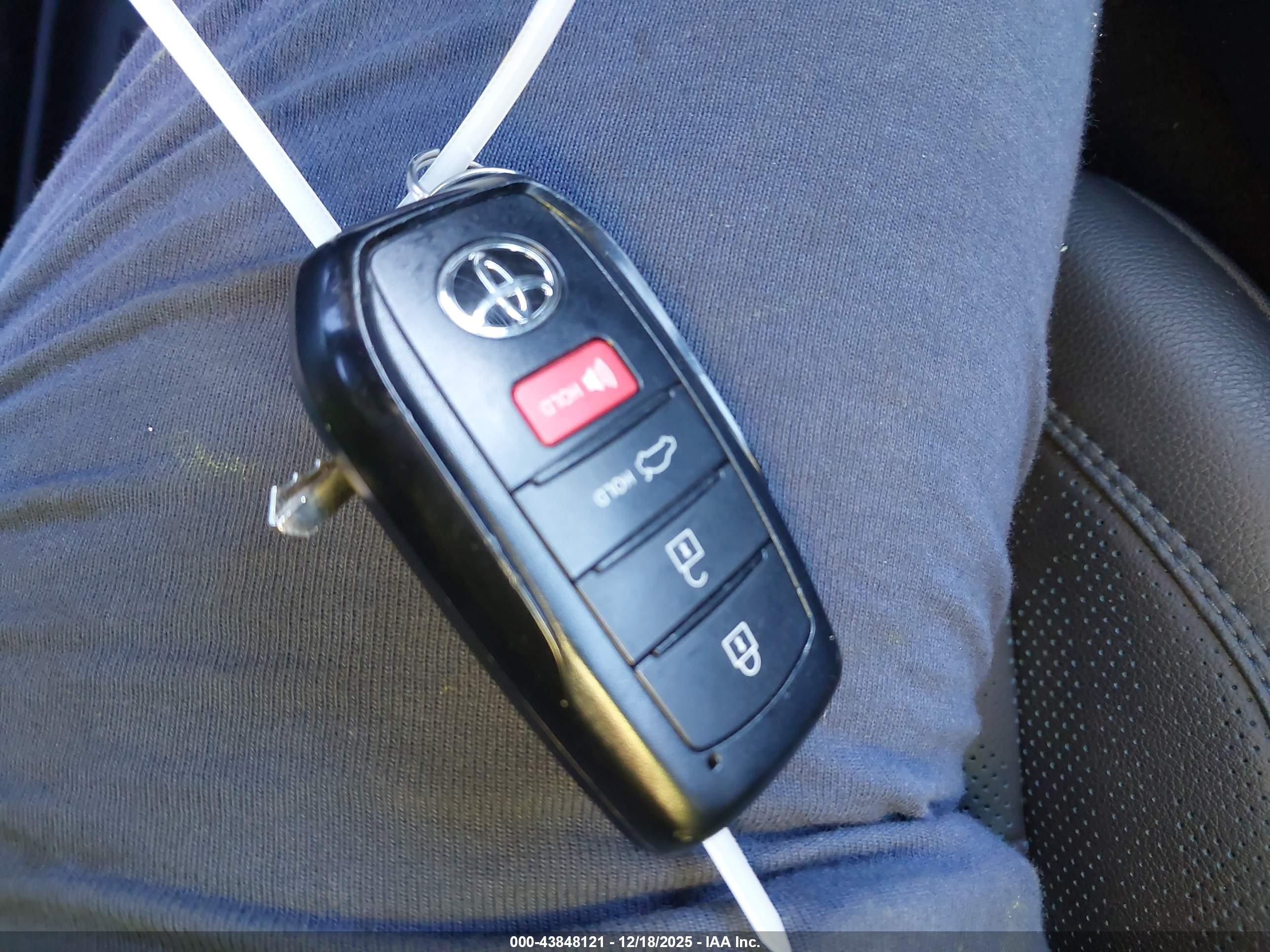 TOYOTA CAMRY image 11