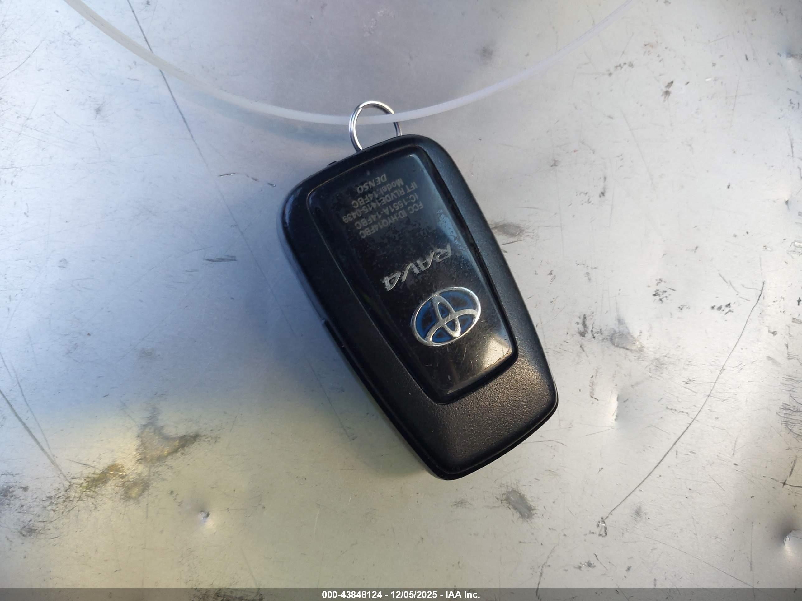 TOYOTA RAV4 image 11