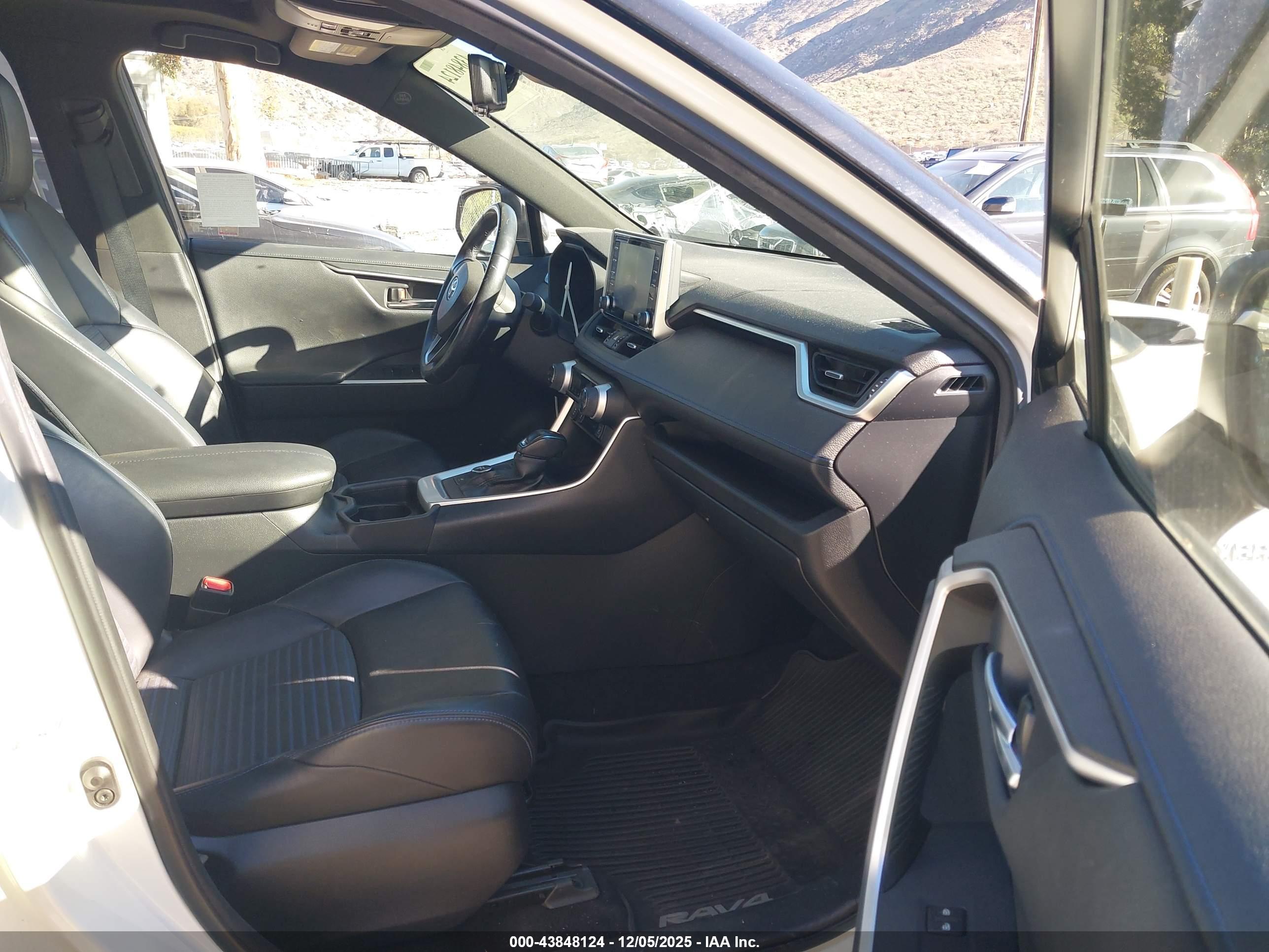 TOYOTA RAV4 image 5