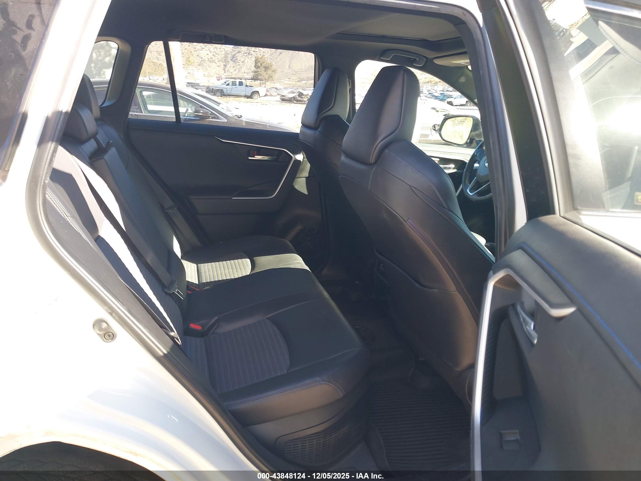 TOYOTA RAV4 image 8