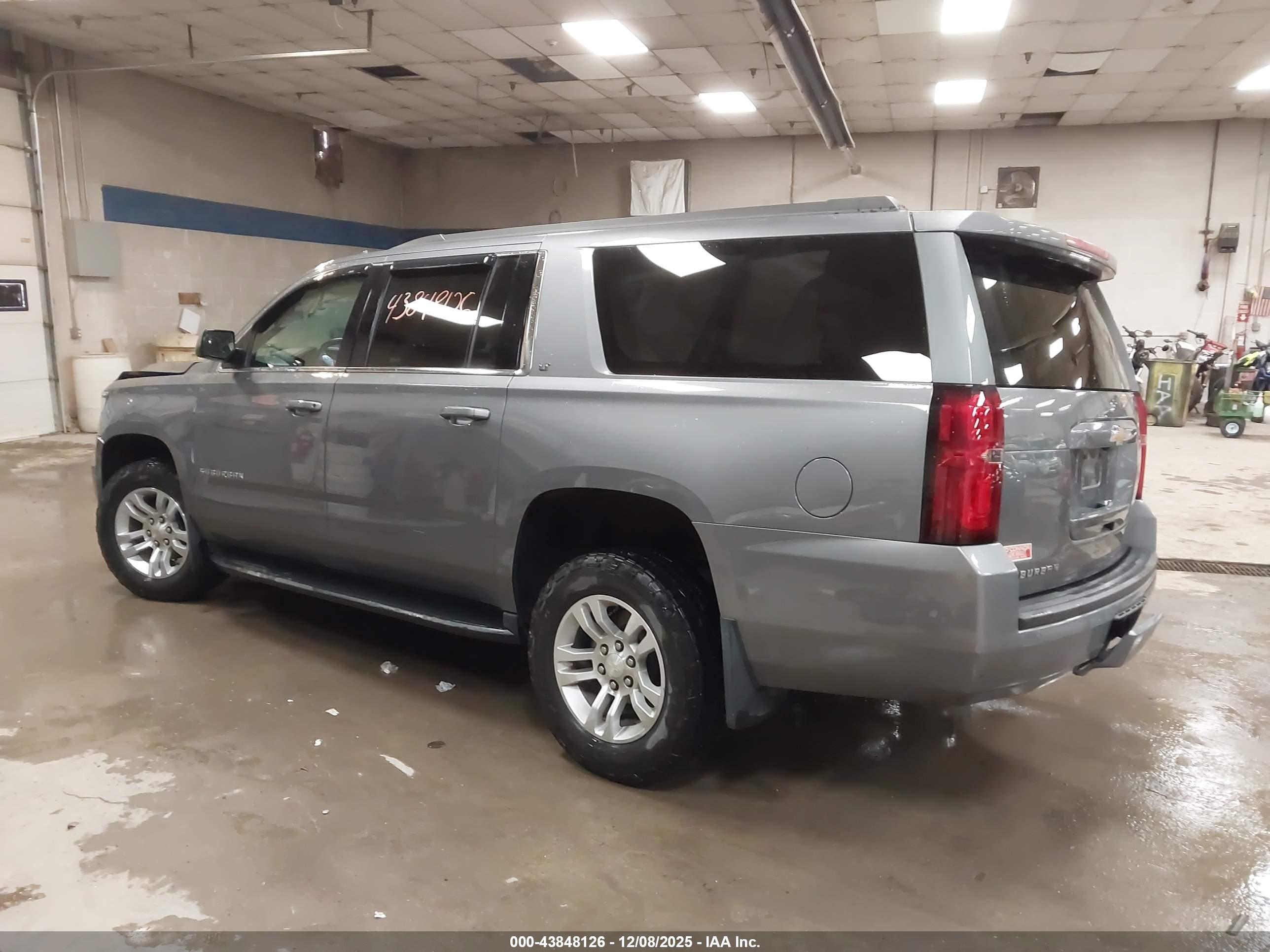 CHEVROLET SUBURBAN image 3