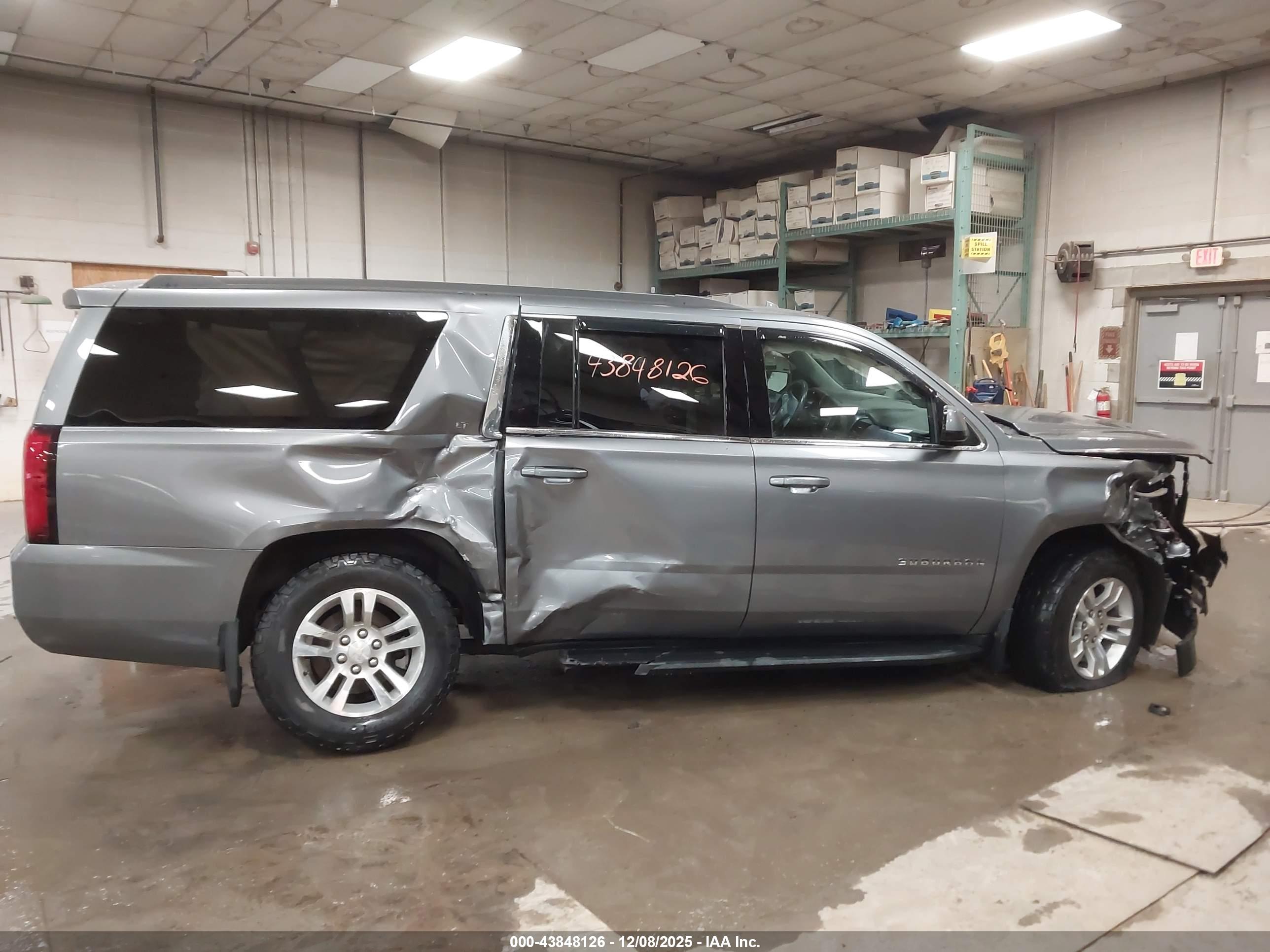 CHEVROLET SUBURBAN image 6