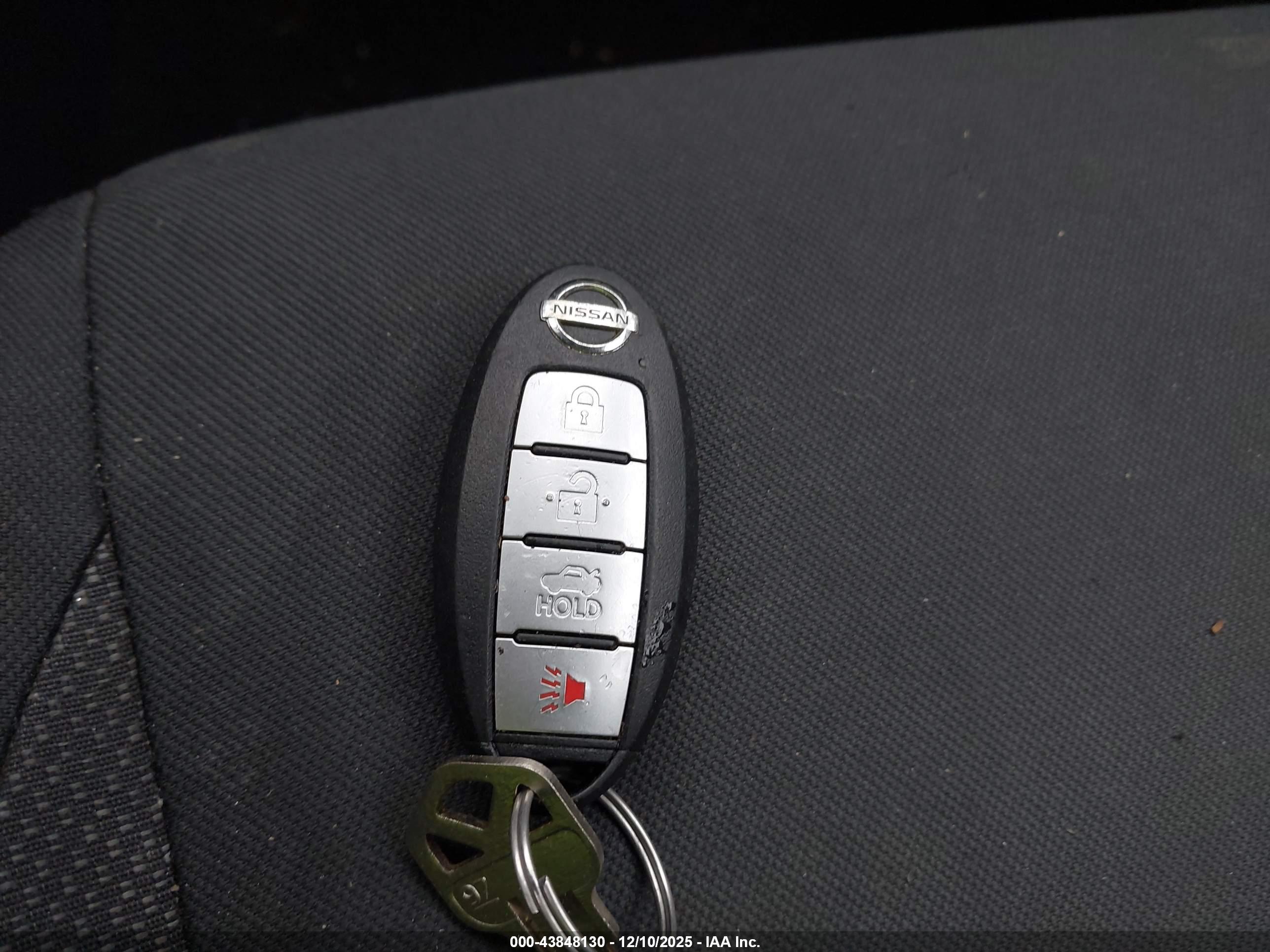 NISSAN VERSA image 11