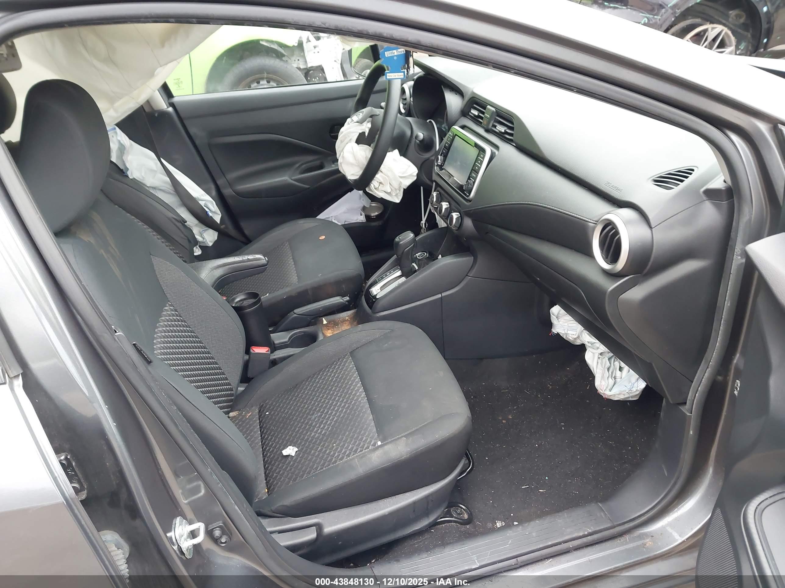 NISSAN VERSA image 5