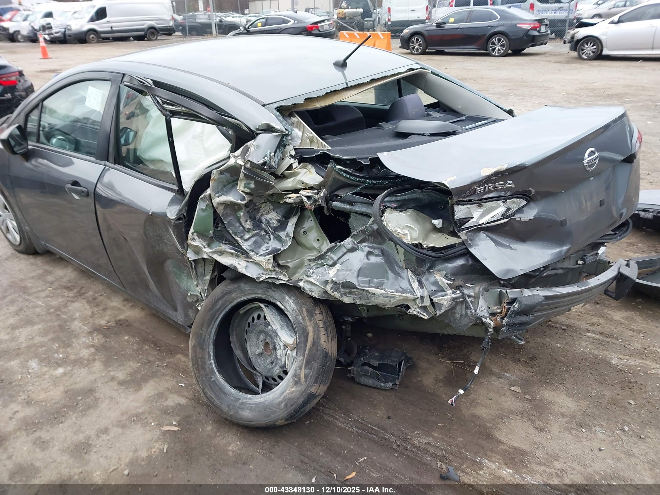 NISSAN VERSA image 6