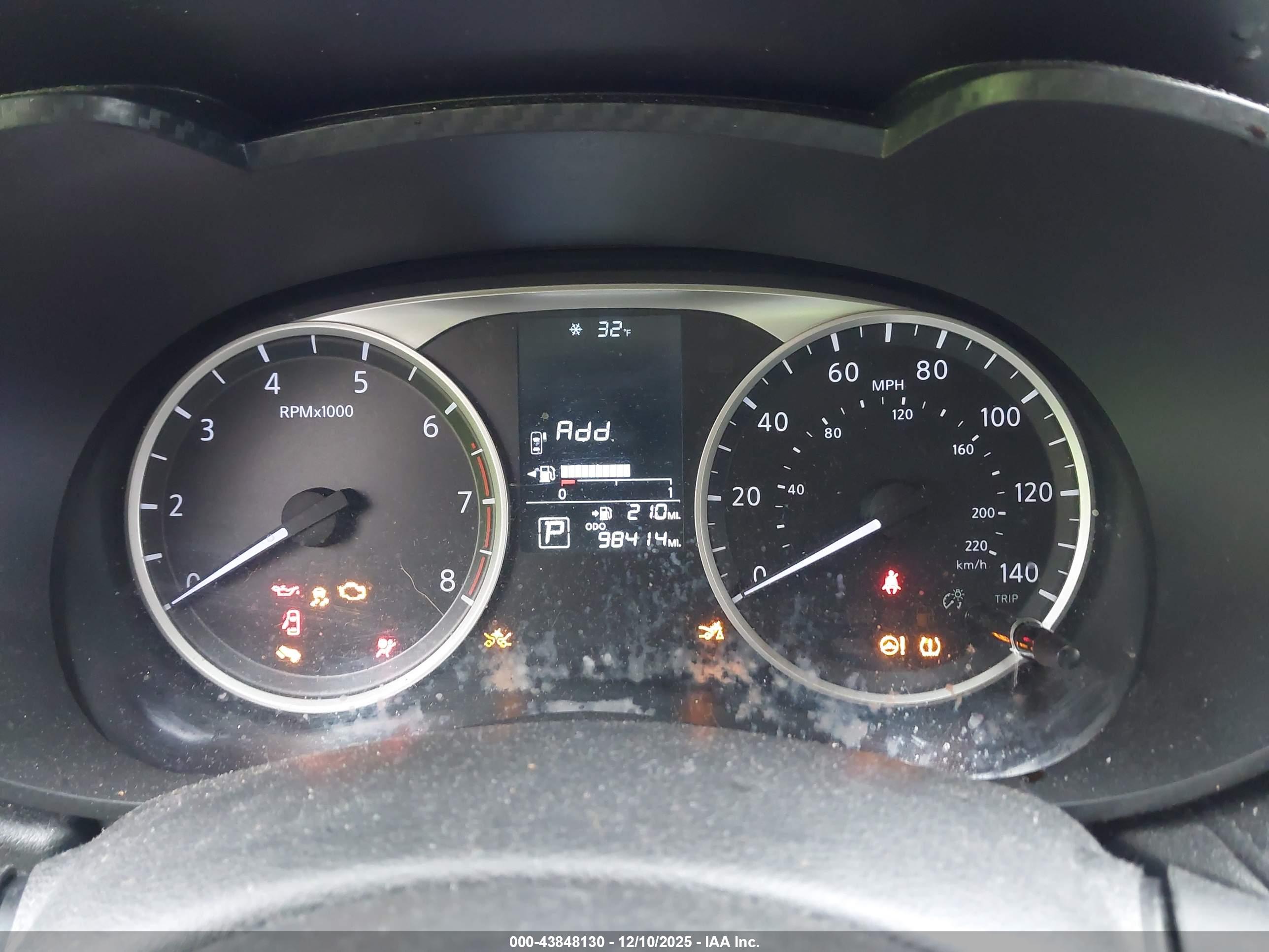 NISSAN VERSA image 7
