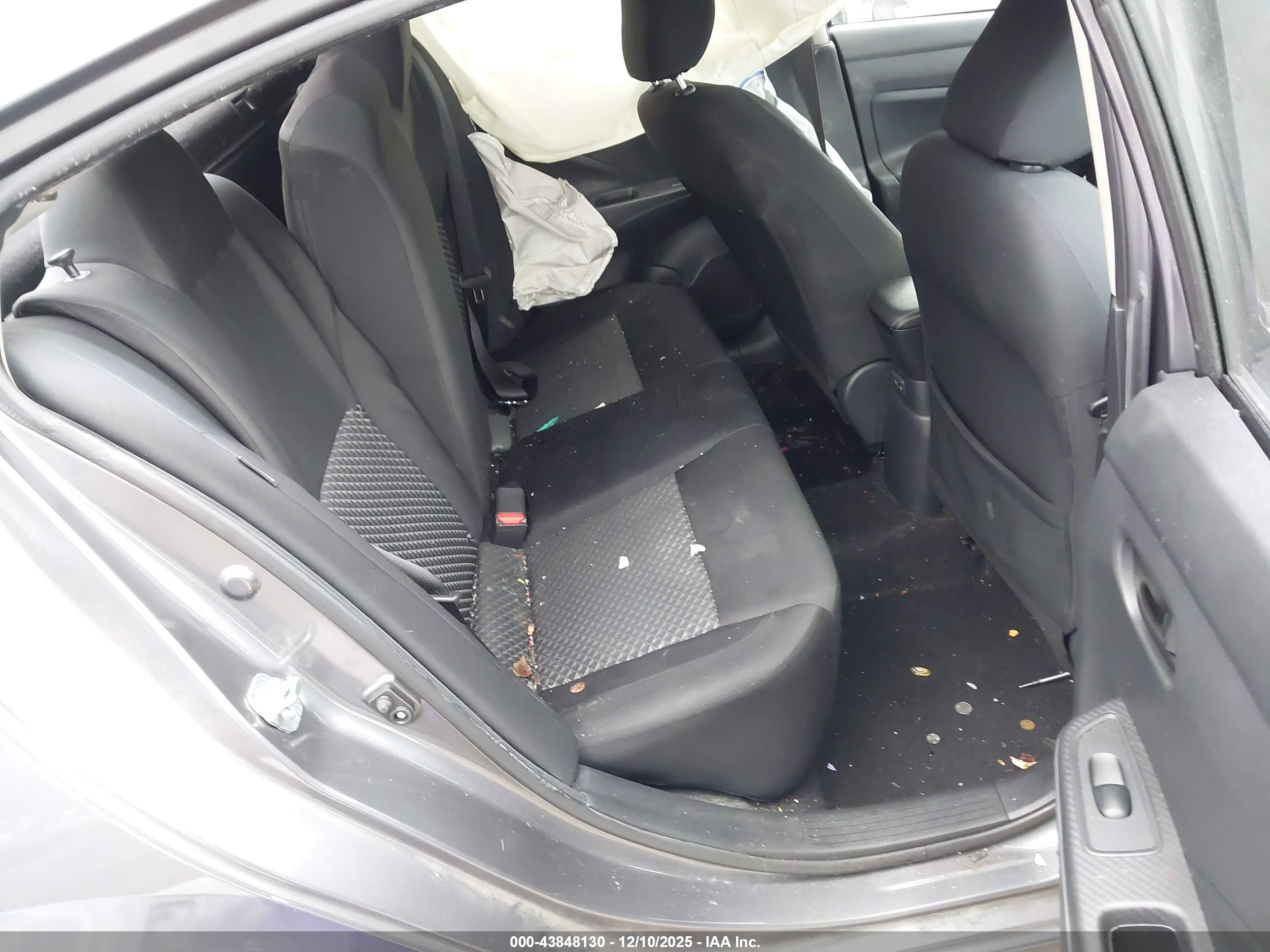 NISSAN VERSA image 8