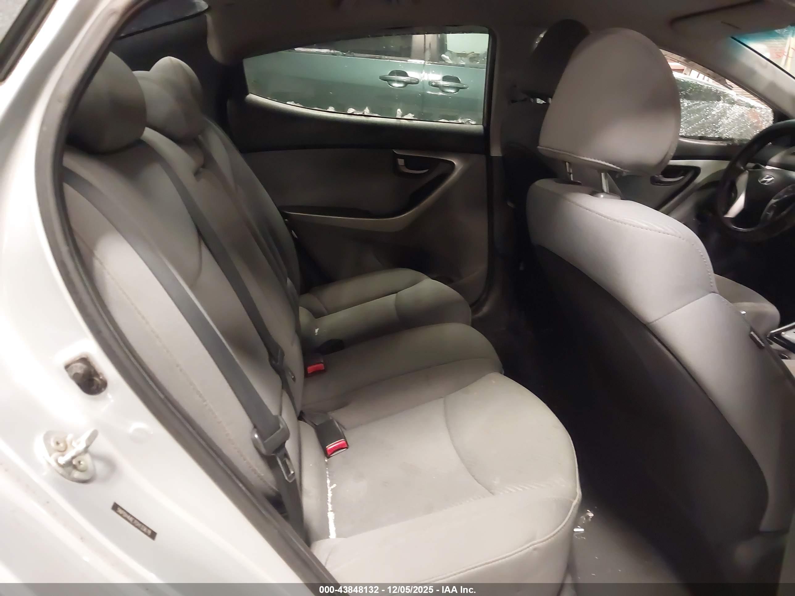 HYUNDAI ELANTRA image 8