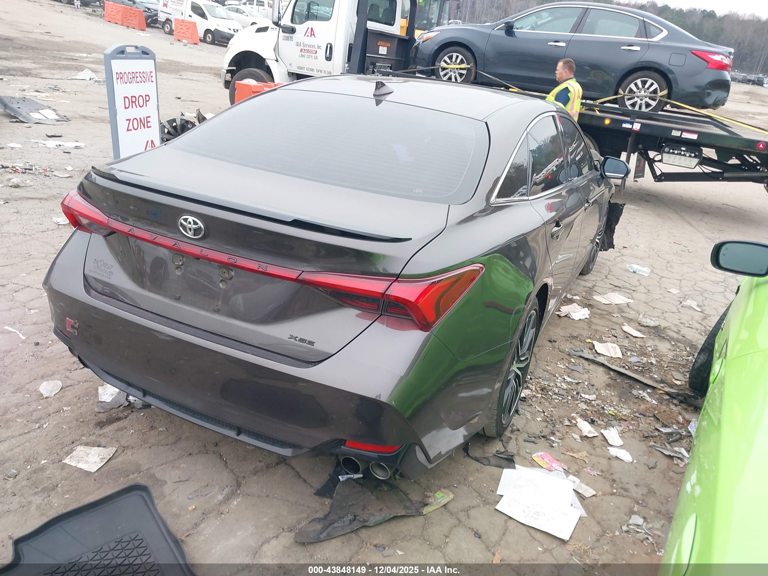 TOYOTA AVALON image 4