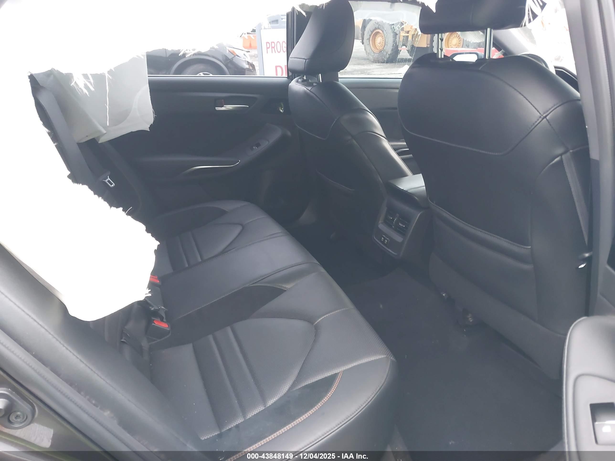TOYOTA AVALON image 8