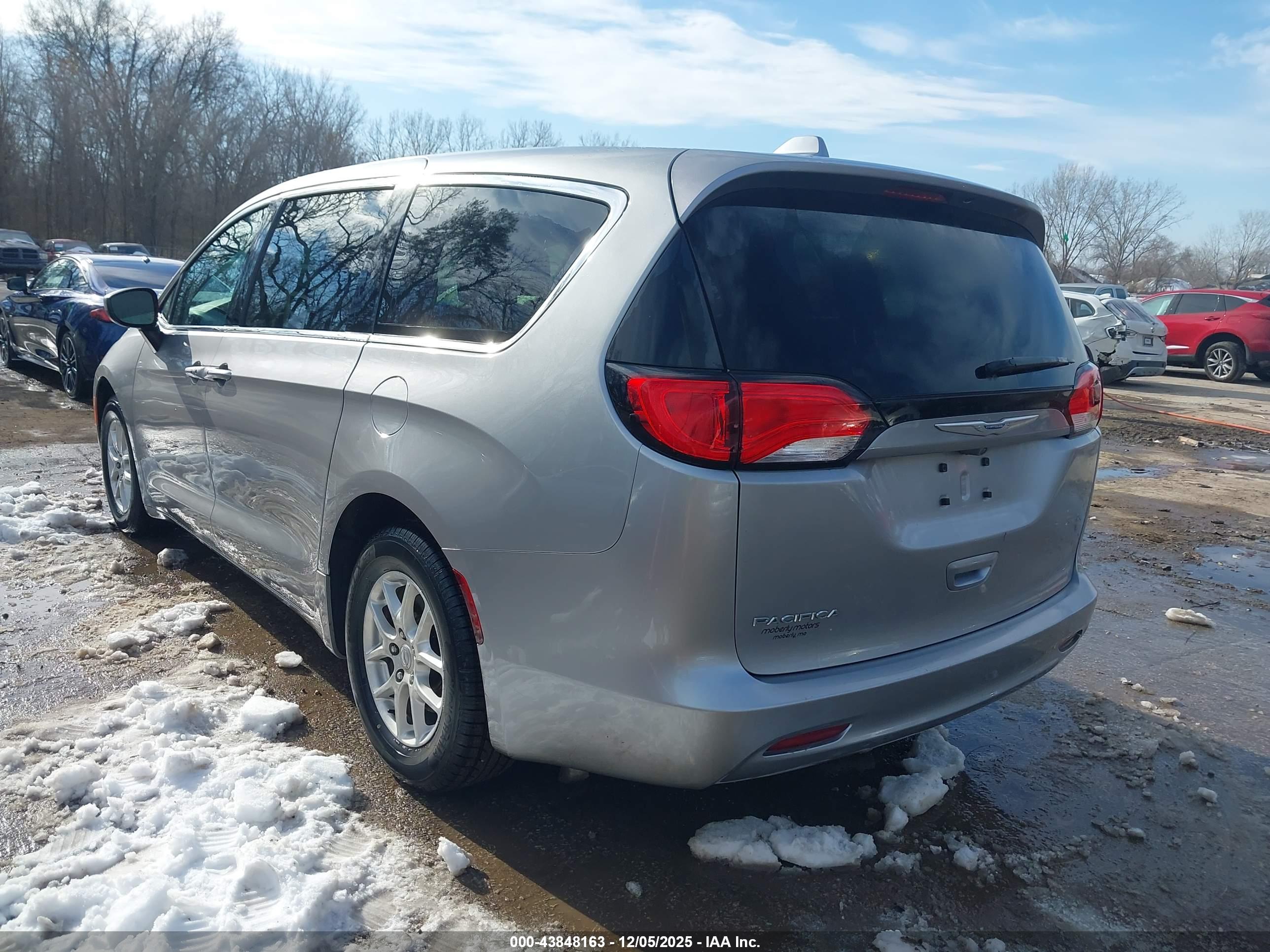 CHRYSLER PACIFICA image 3