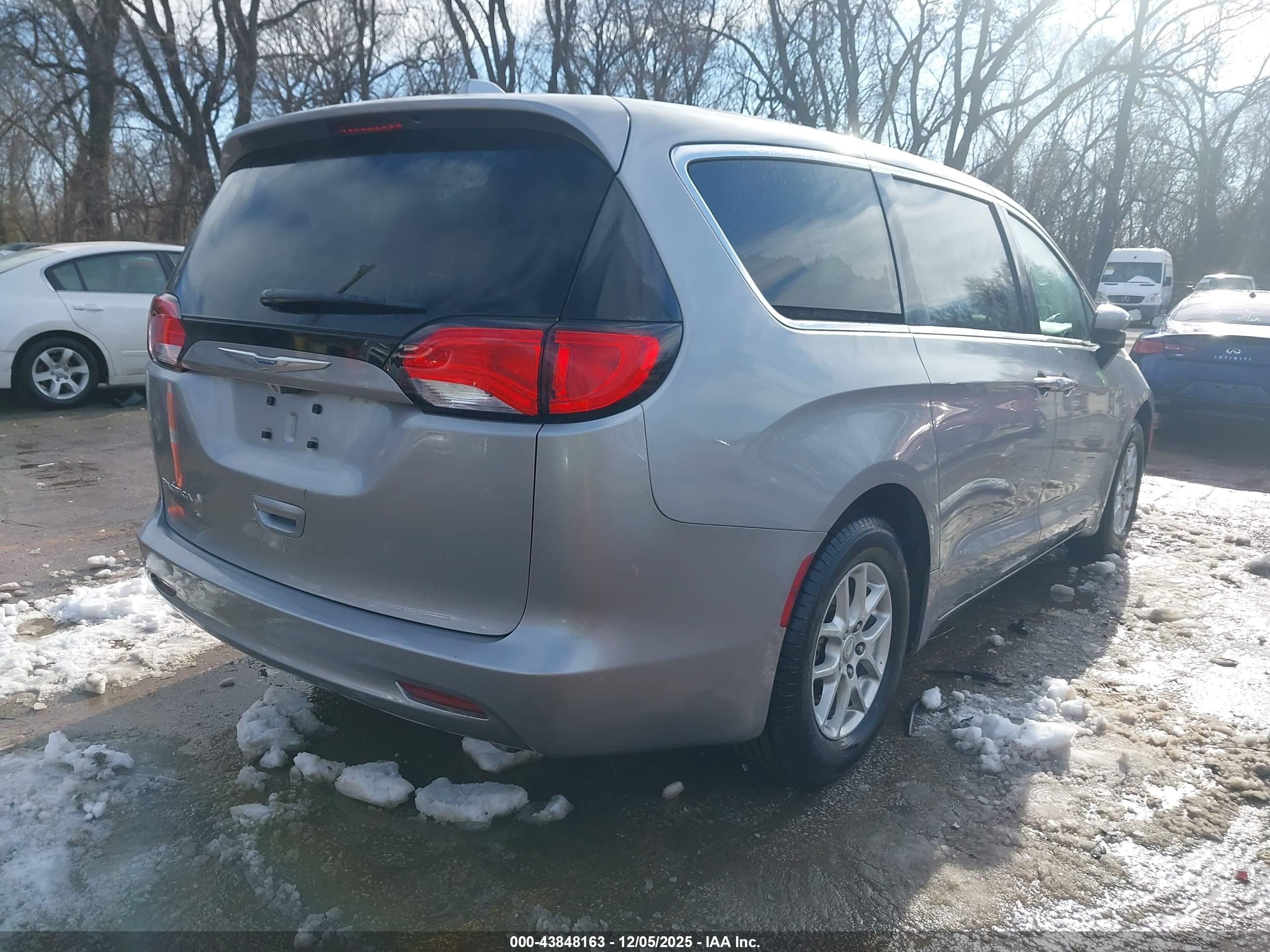 CHRYSLER PACIFICA image 4