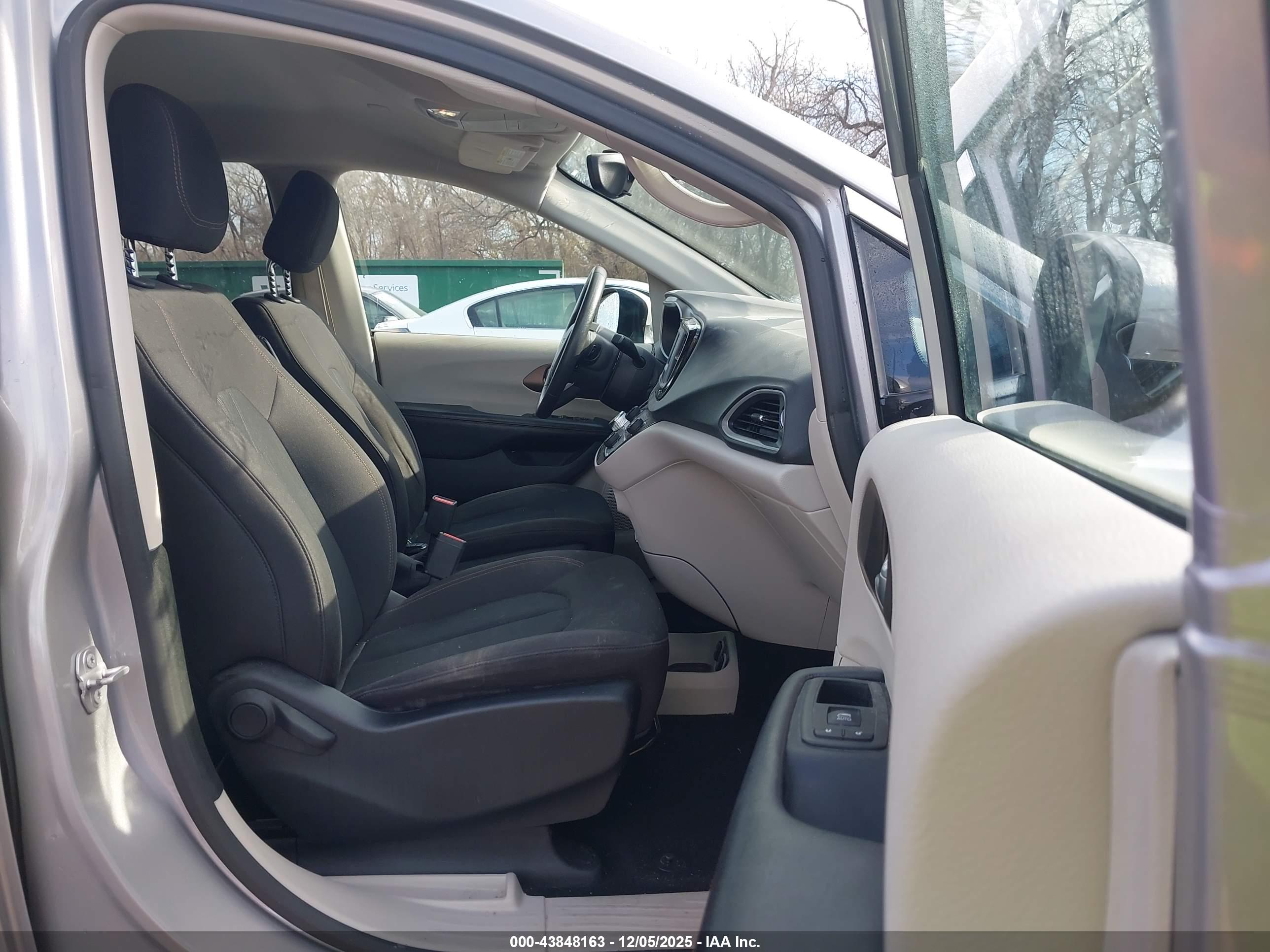 CHRYSLER PACIFICA image 5