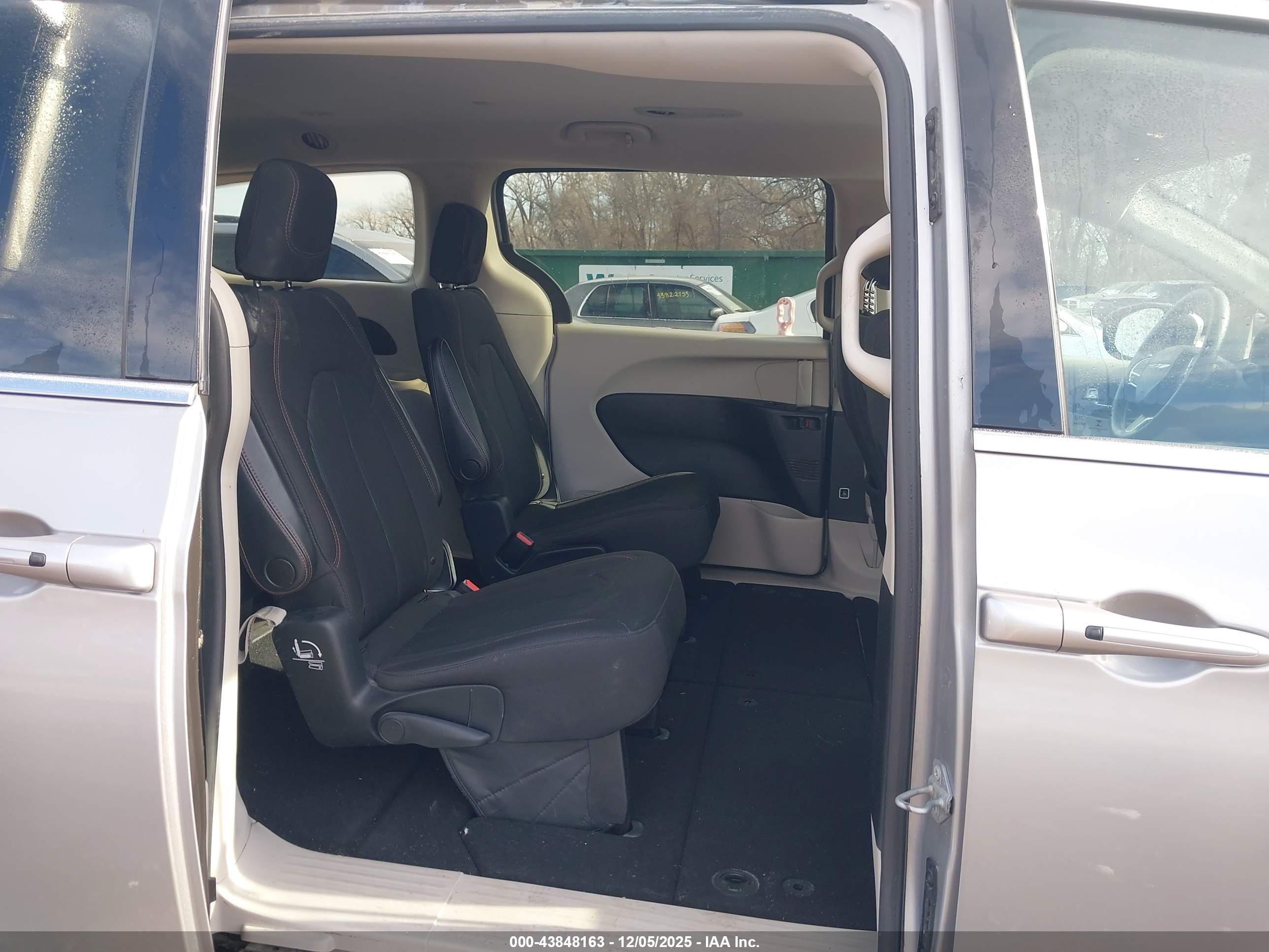 CHRYSLER PACIFICA image 8
