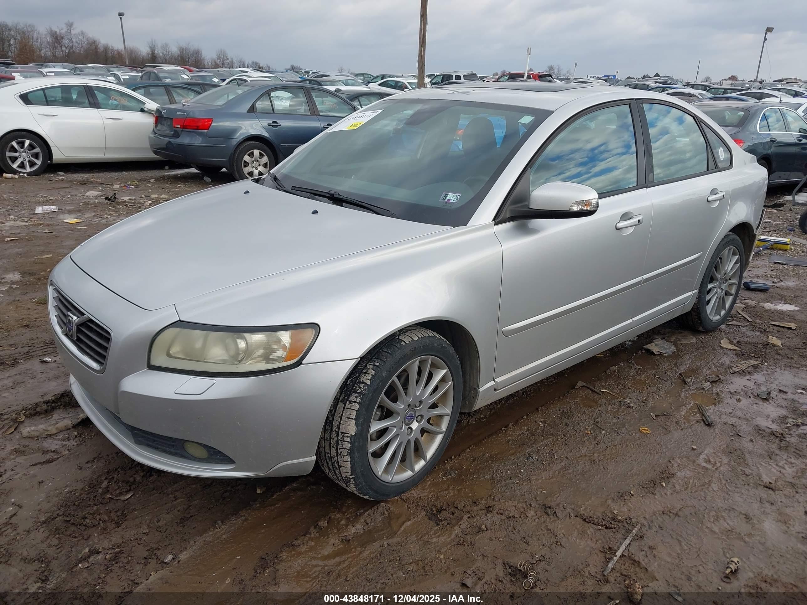 VOLVO S40 image 2