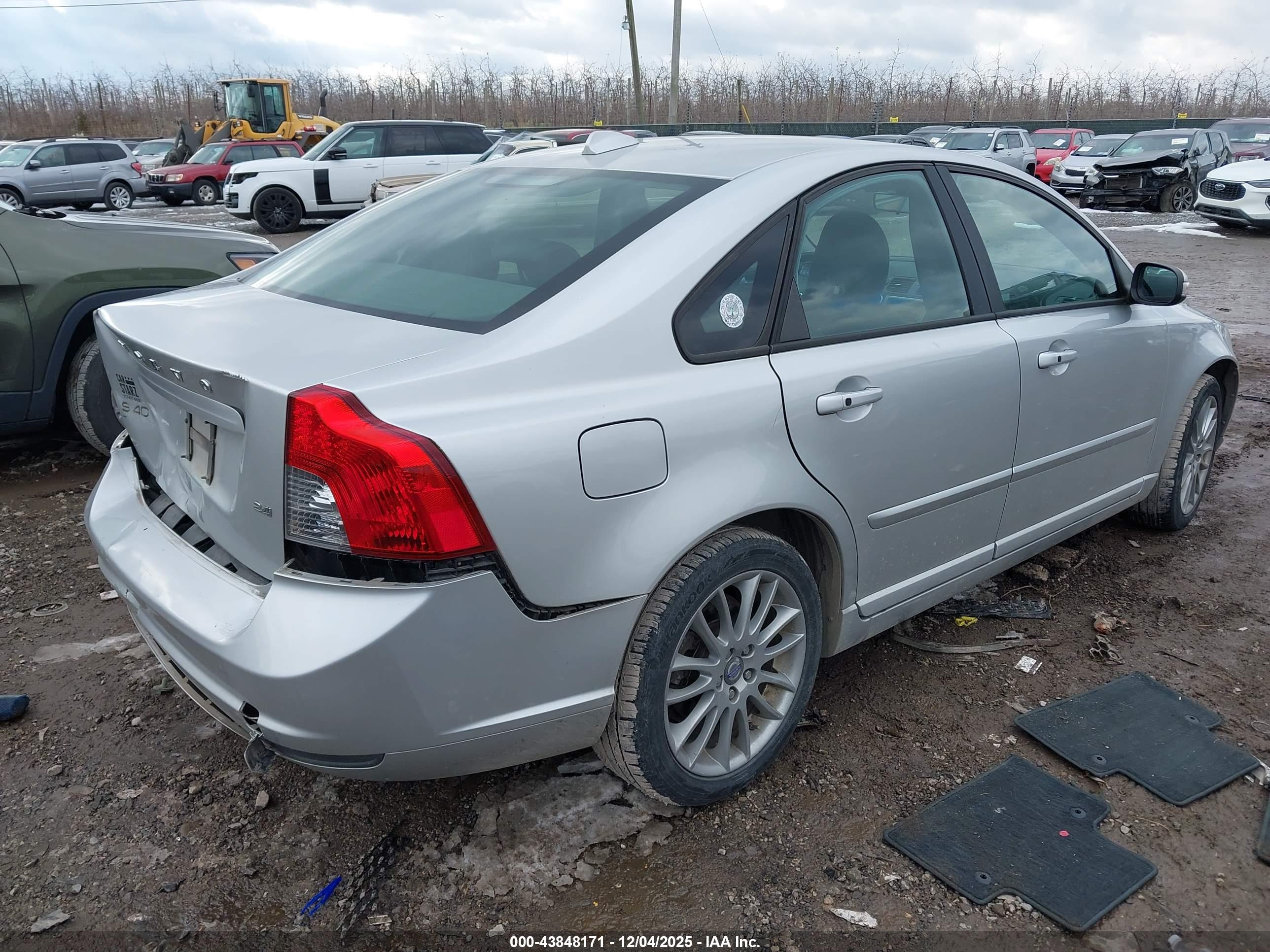VOLVO S40 image 4