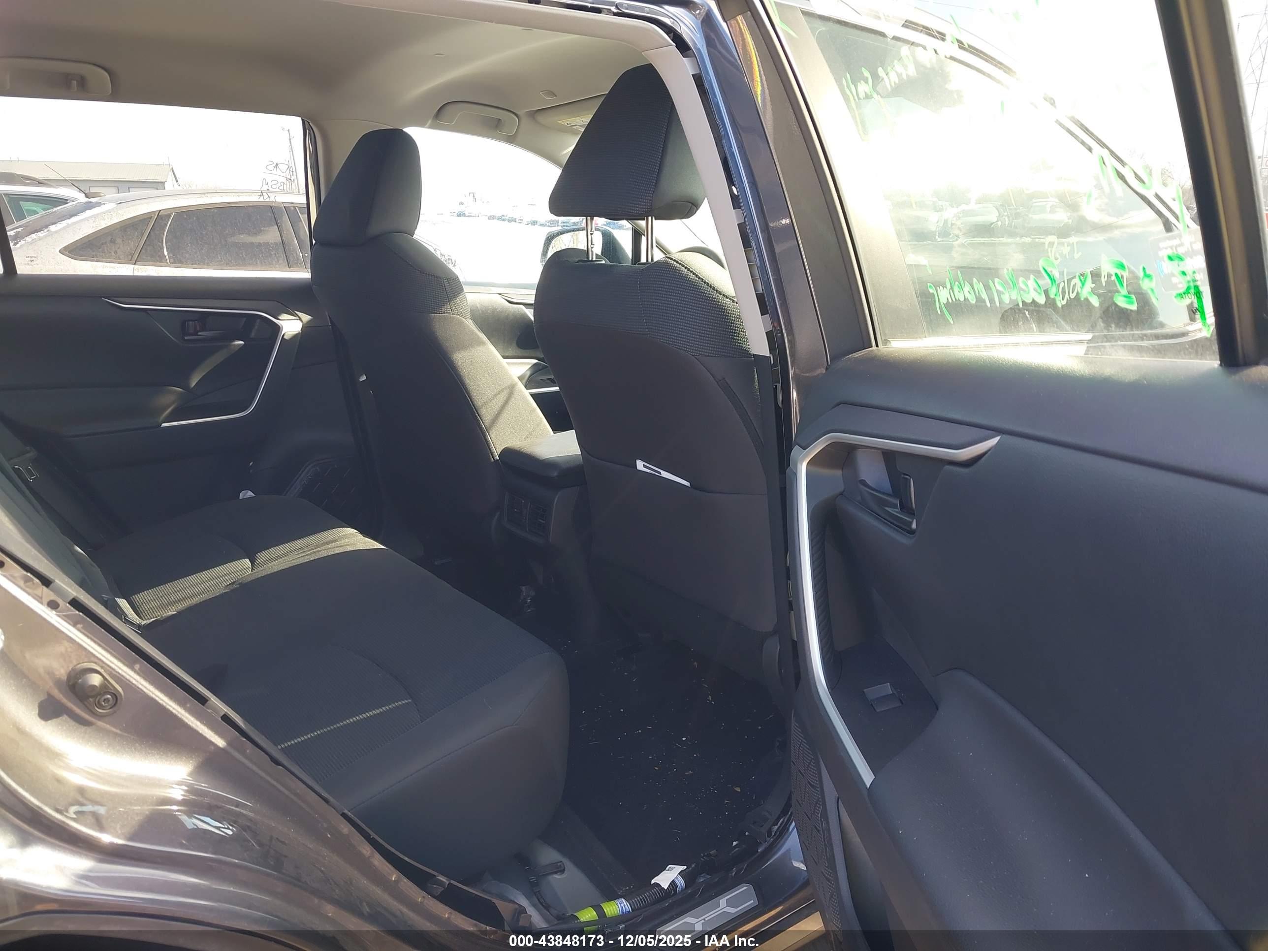 TOYOTA RAV4 image 8