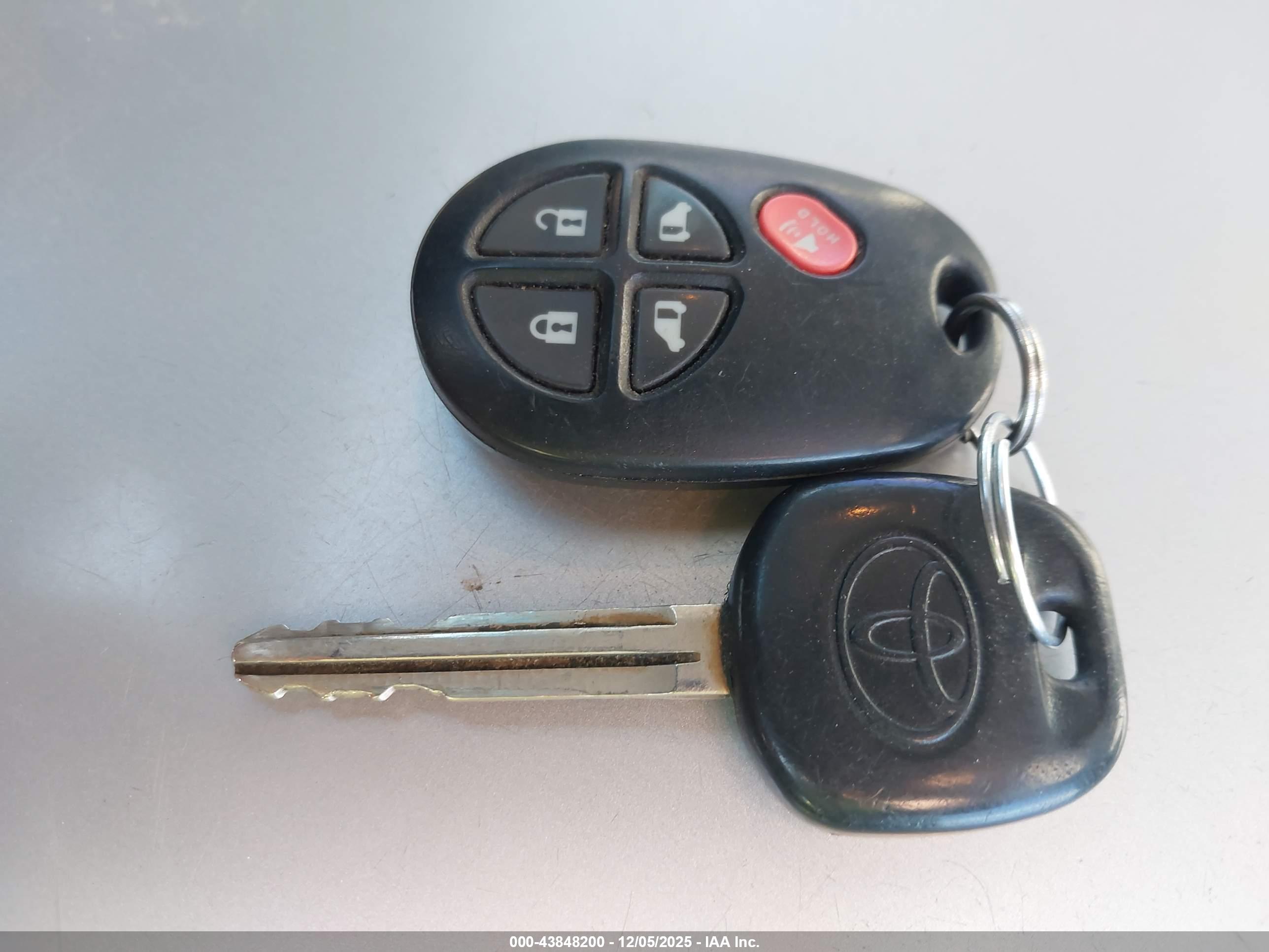 TOYOTA SIENNA image 11