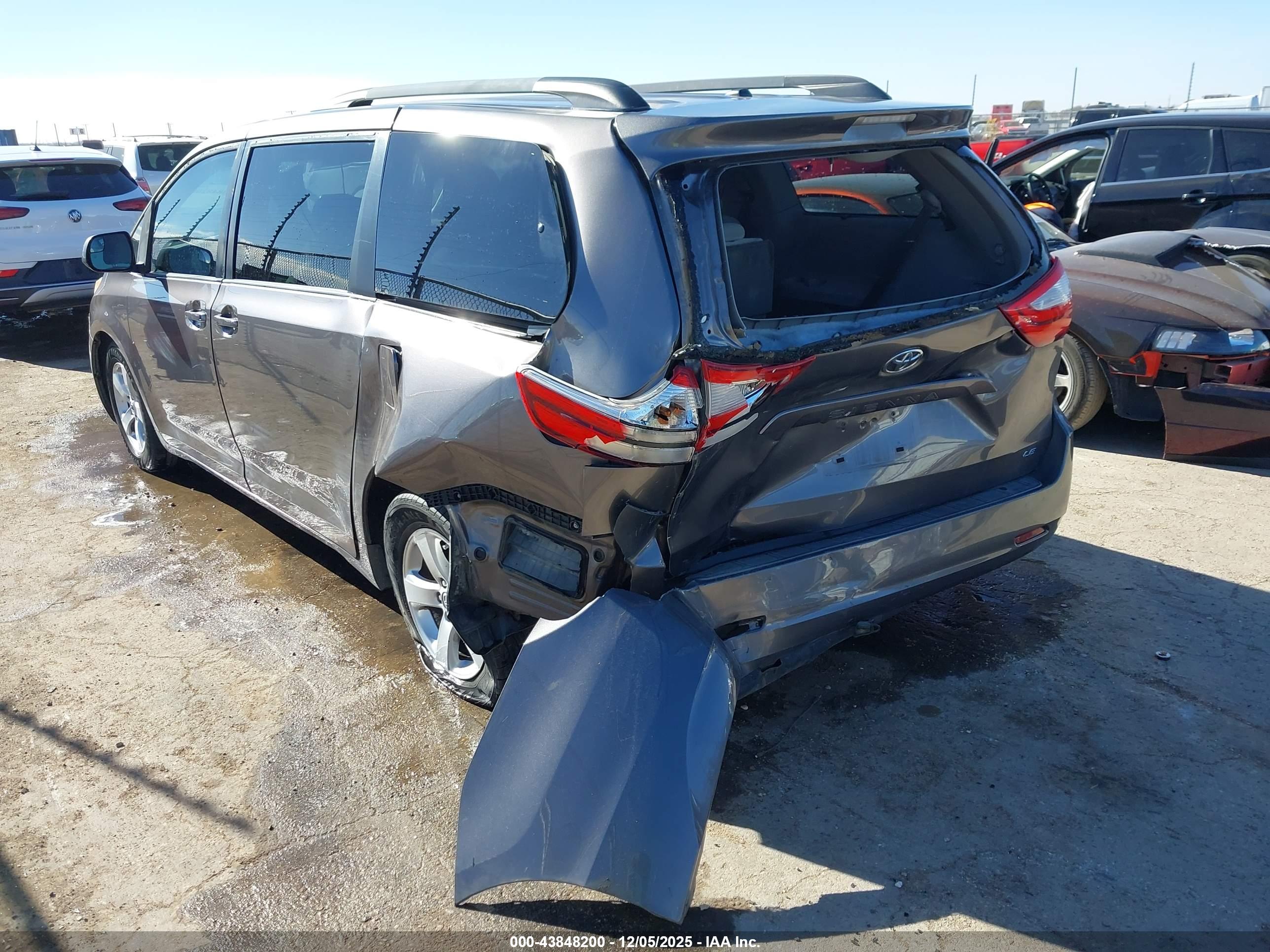 TOYOTA SIENNA image 3