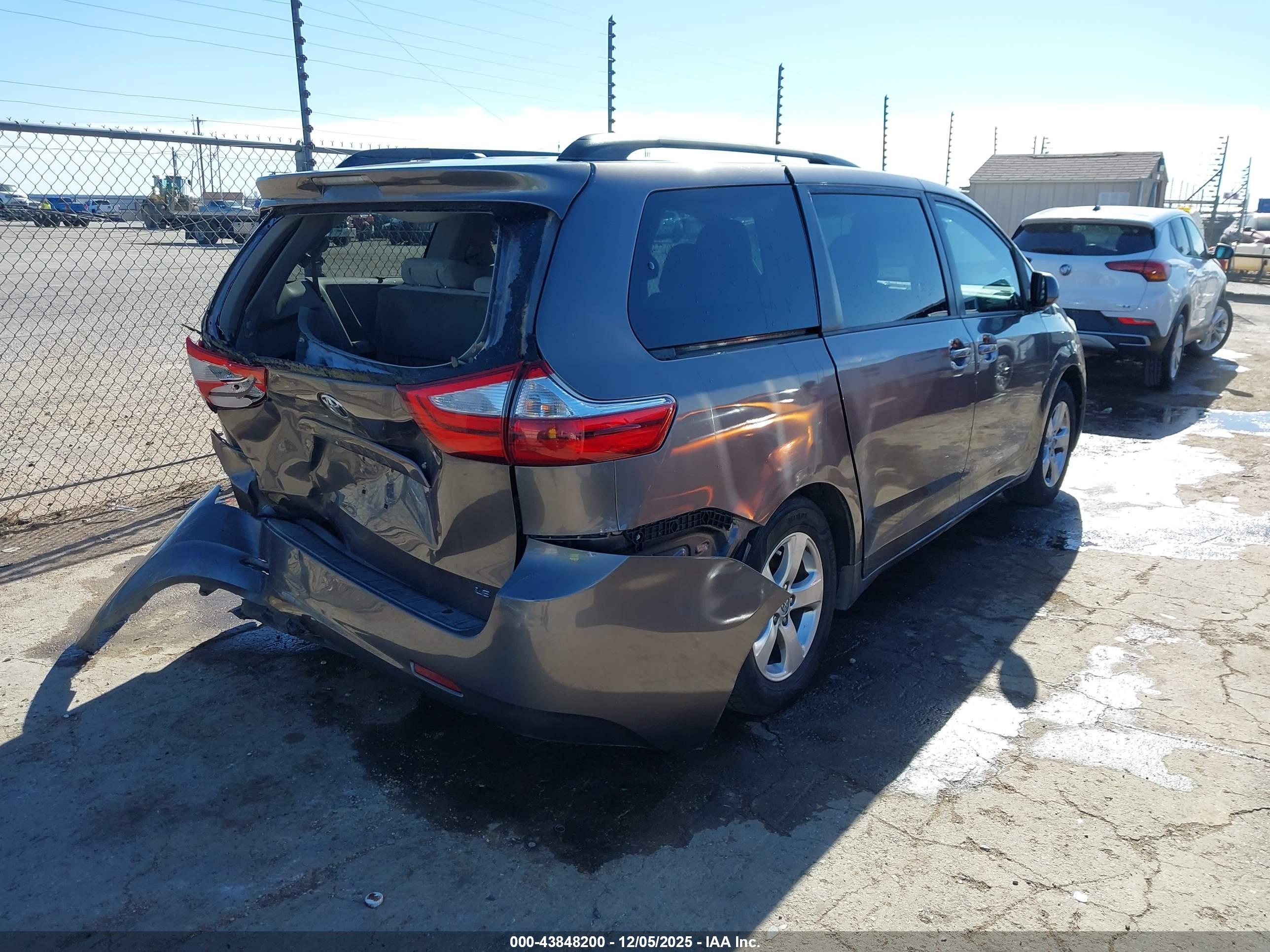 TOYOTA SIENNA image 4