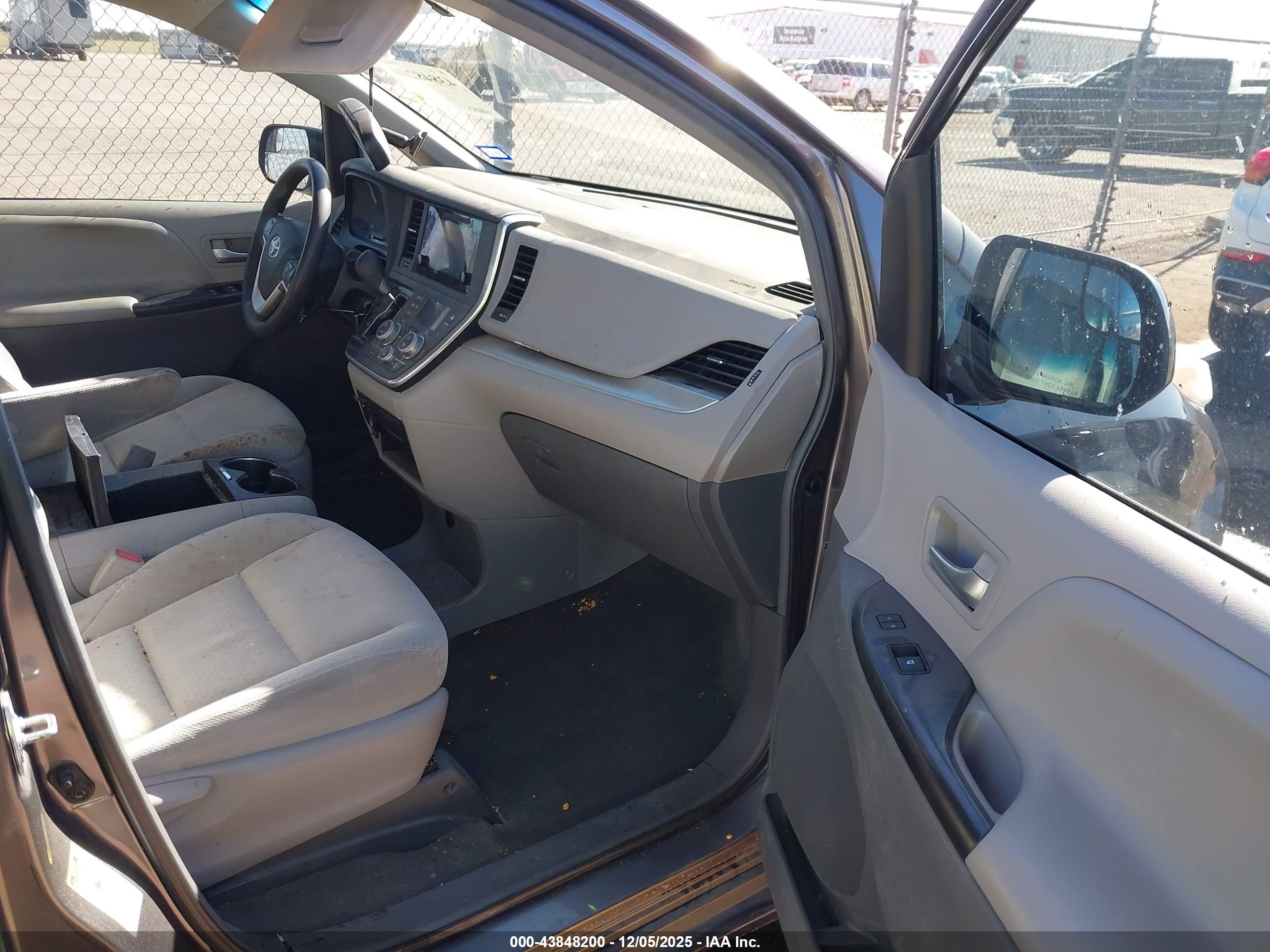TOYOTA SIENNA image 5