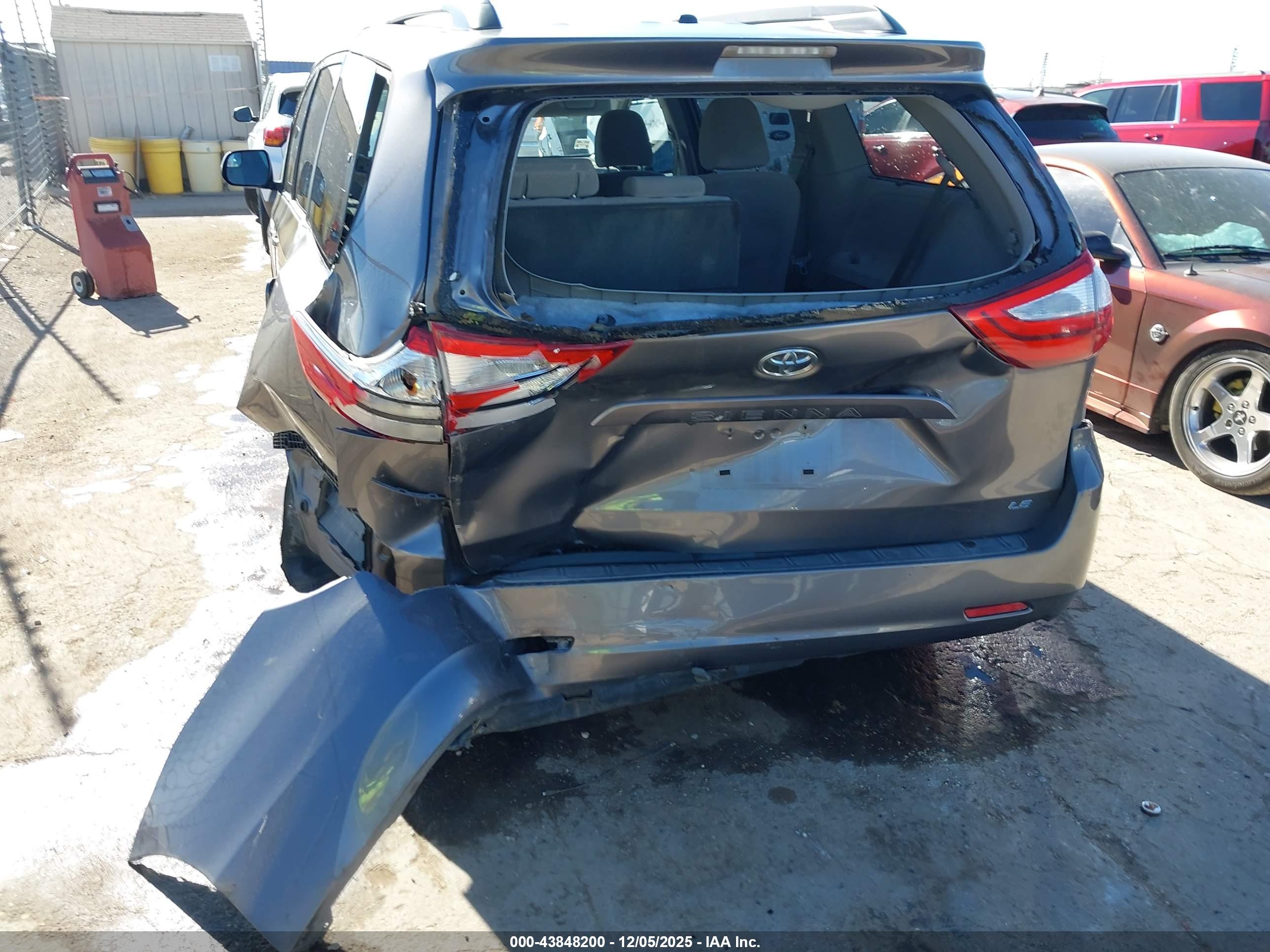 TOYOTA SIENNA image 6