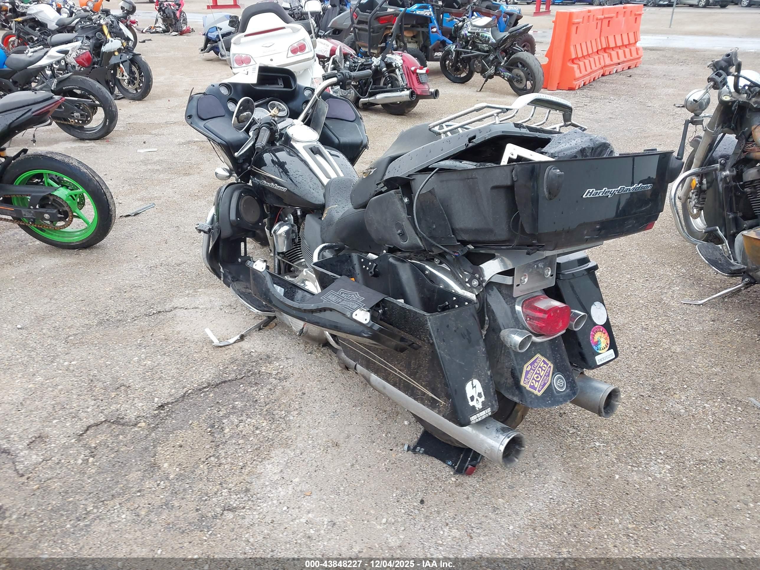 HARLEY-DAVIDSON FLTRU image 3