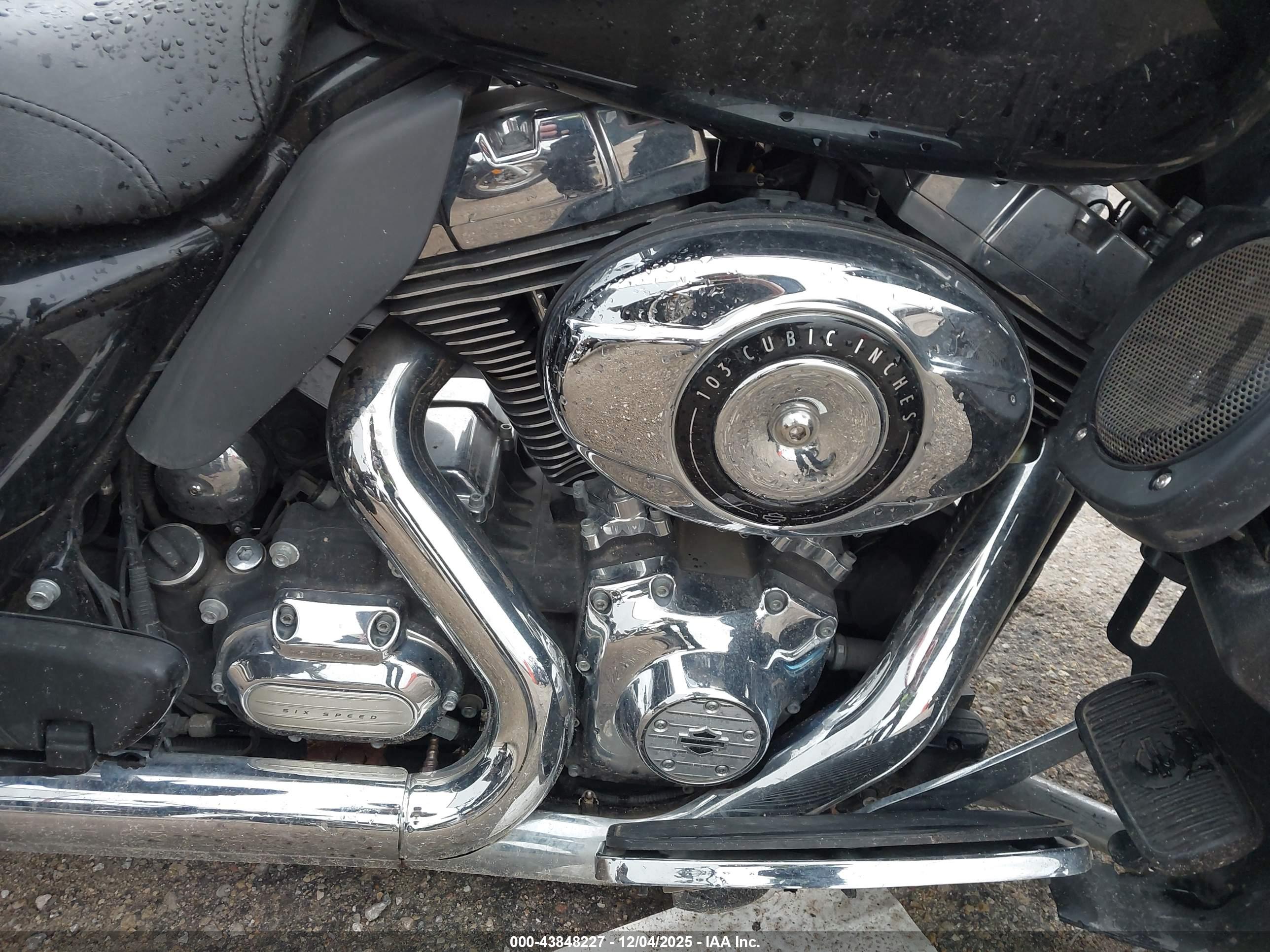 HARLEY-DAVIDSON FLTRU image 8