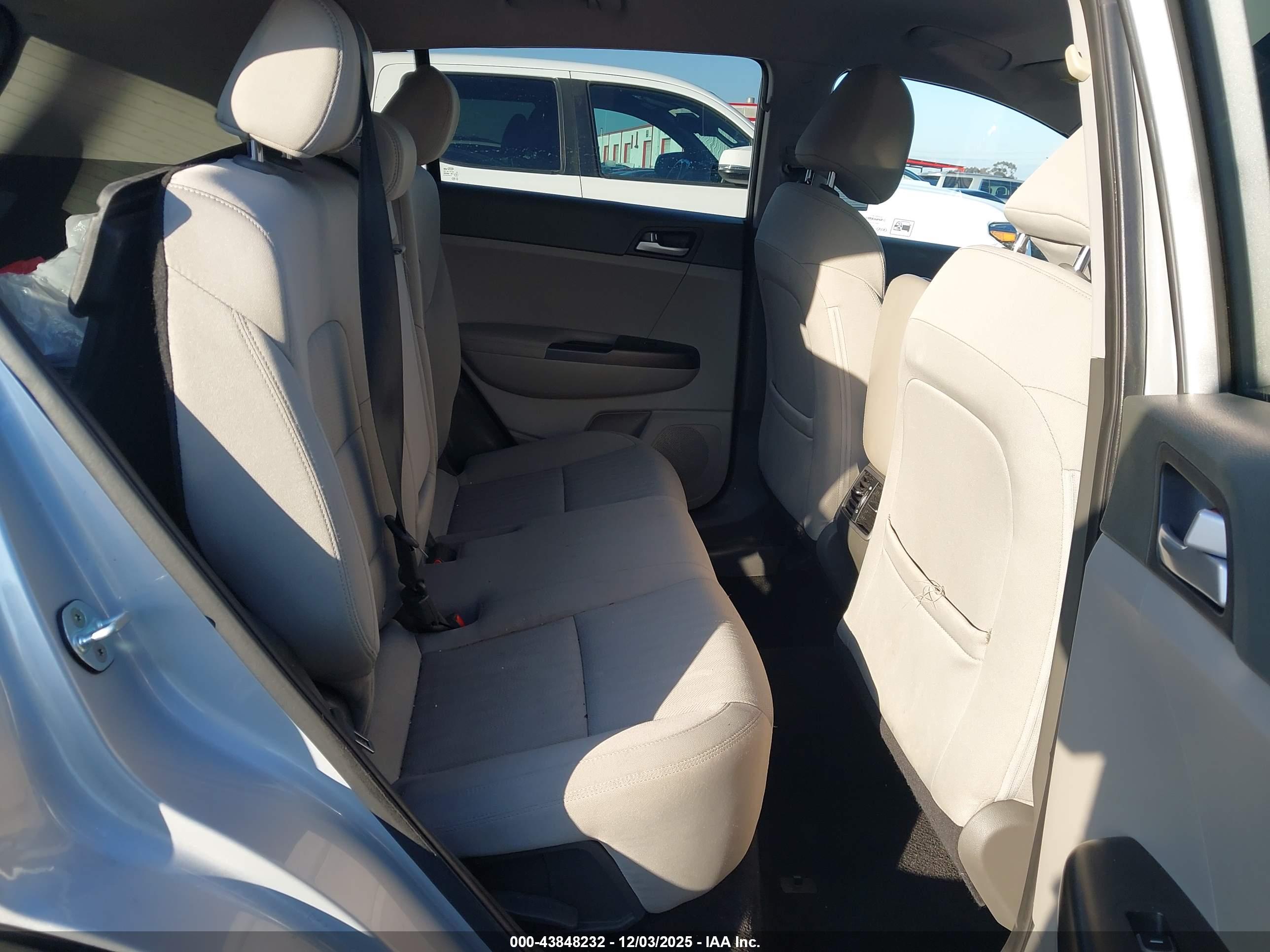 KIA SPORTAGE image 8