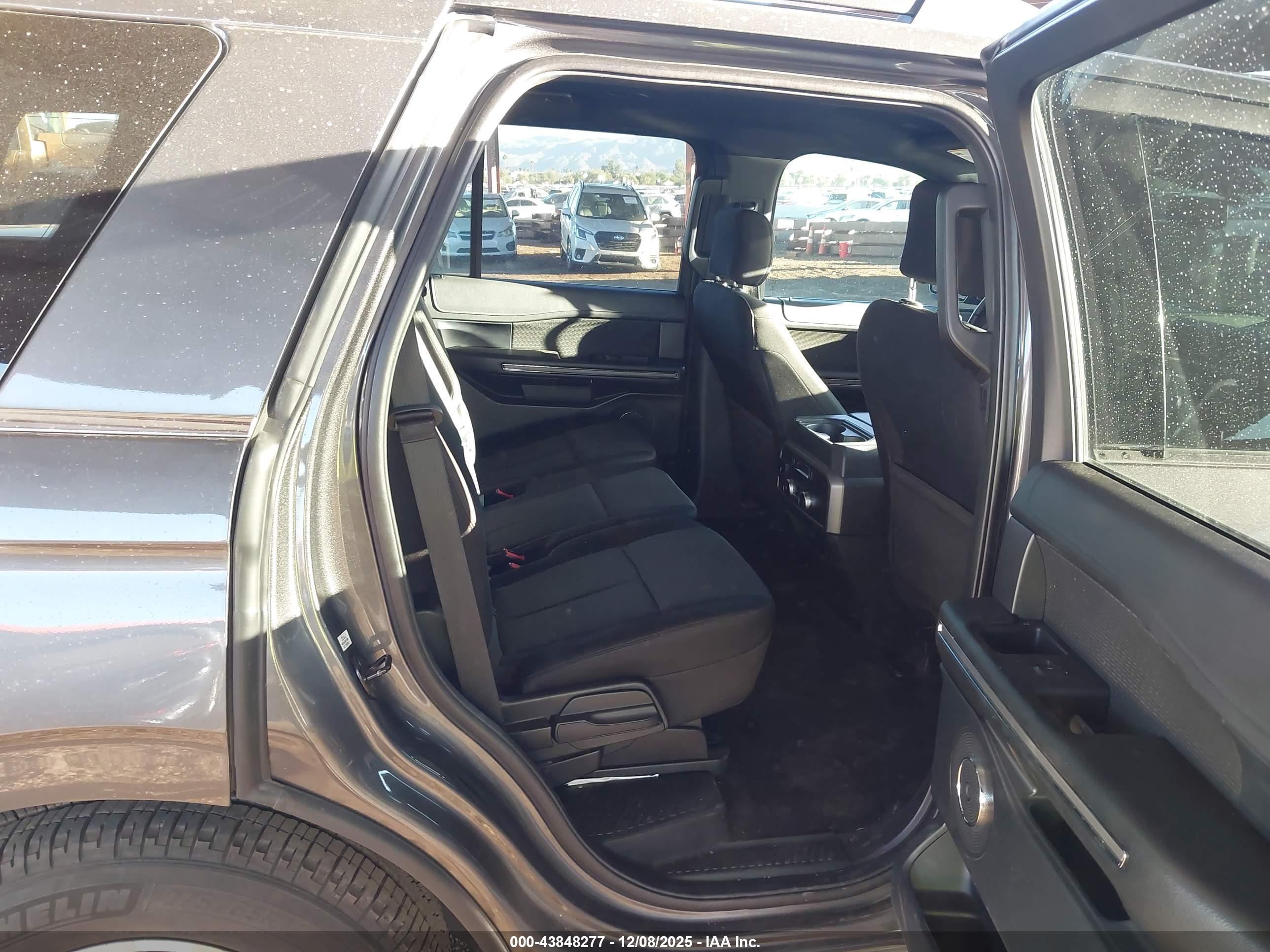 FORD EXPEDITION image 8