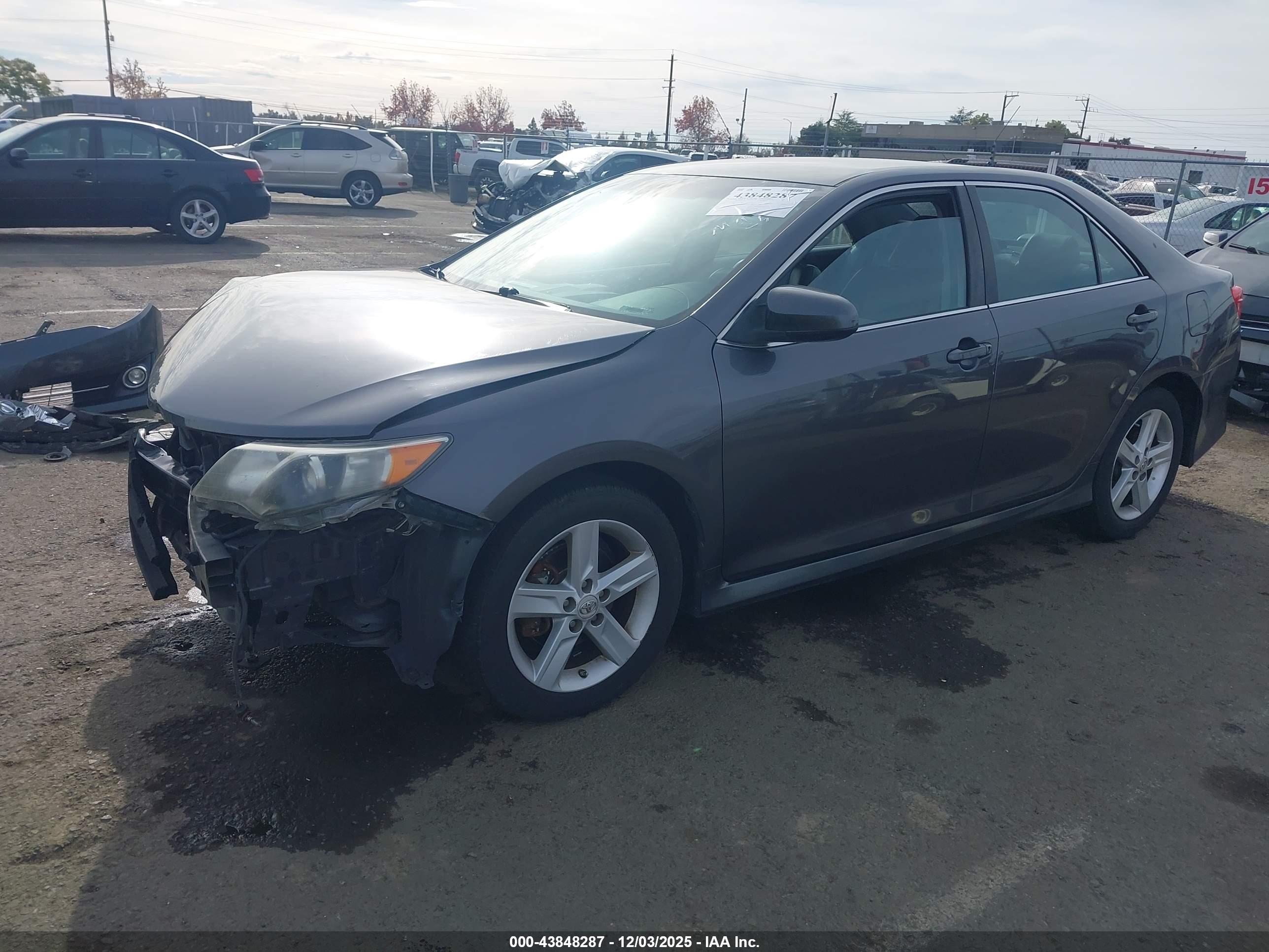 TOYOTA CAMRY image 2
