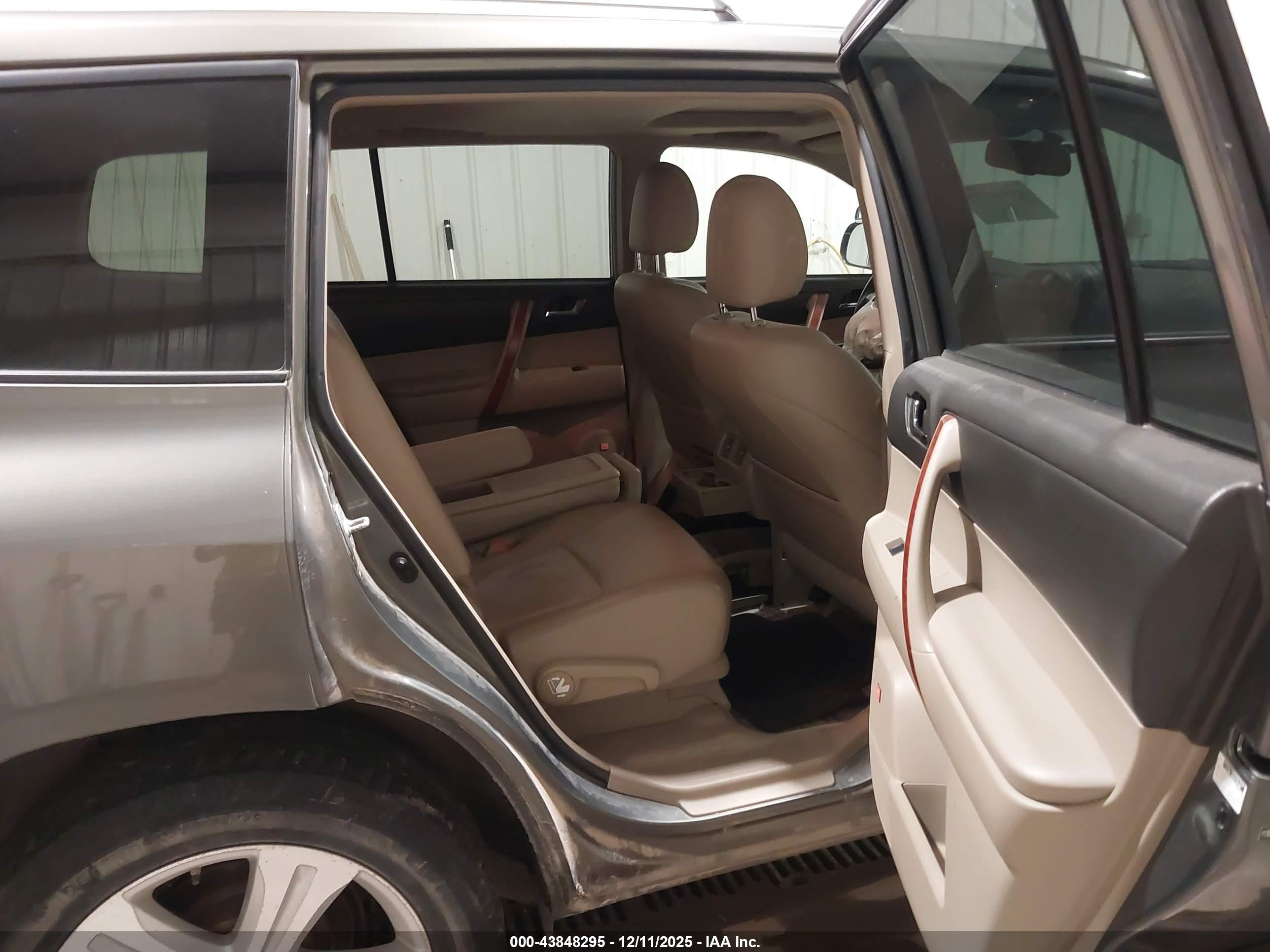 TOYOTA HIGHLANDER image 8
